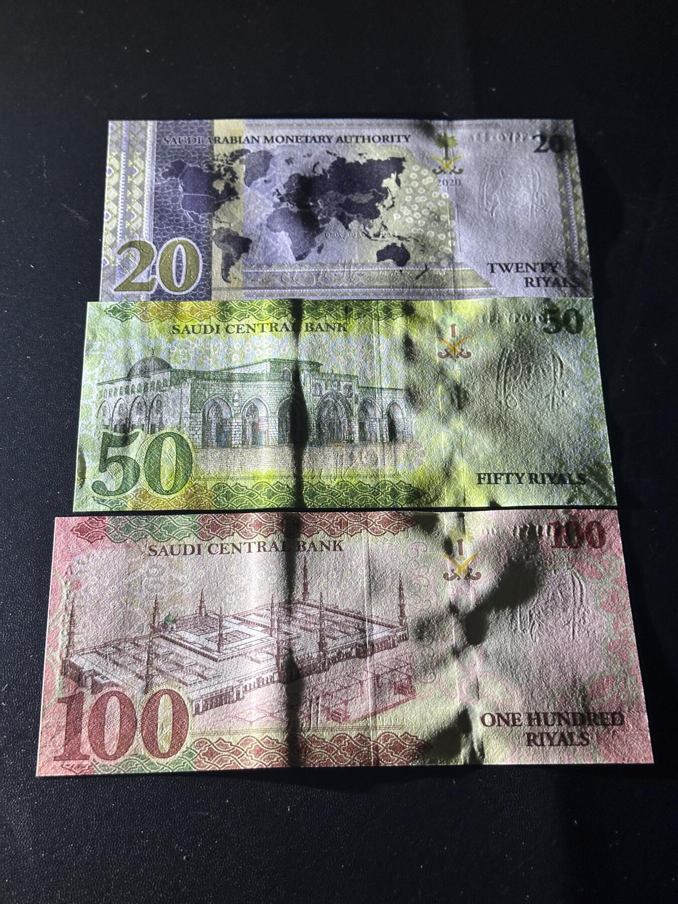 《外钞收藏家》第六百二十一期（精选场）（长期征集拍品、欢迎藏友们联系合作） 沙特阿拉伯20、50、100里亚尔 三张一起 全新UNC