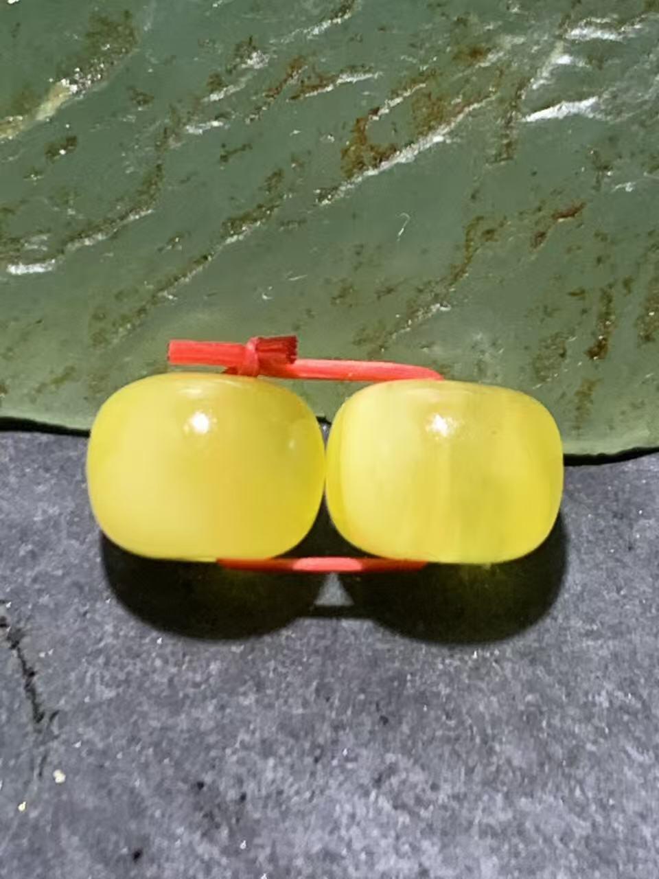 天然乌克兰原矿蜜蜡老形桶珠腰珠两颗，