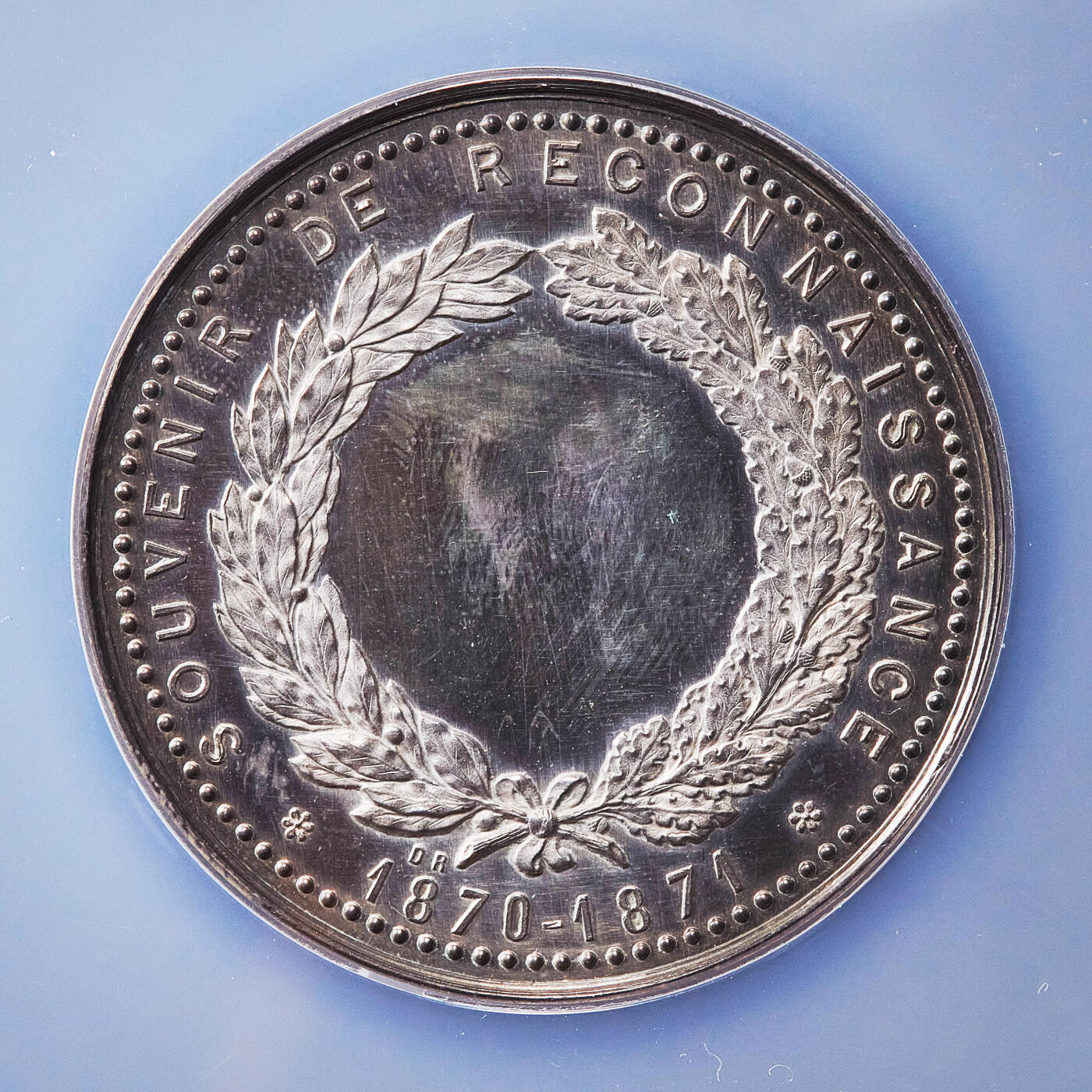 【俄甄集藏】2026年(050)04-01星期三 晚 19:30 全场包邮 法国1871年普法战争尼奥尔市军事伤员救济红十字协会大银章，NGC MS61，紫罗兰酱彩包浆，底板凝霜，直径46mm，少见品种，蜜蜂铭