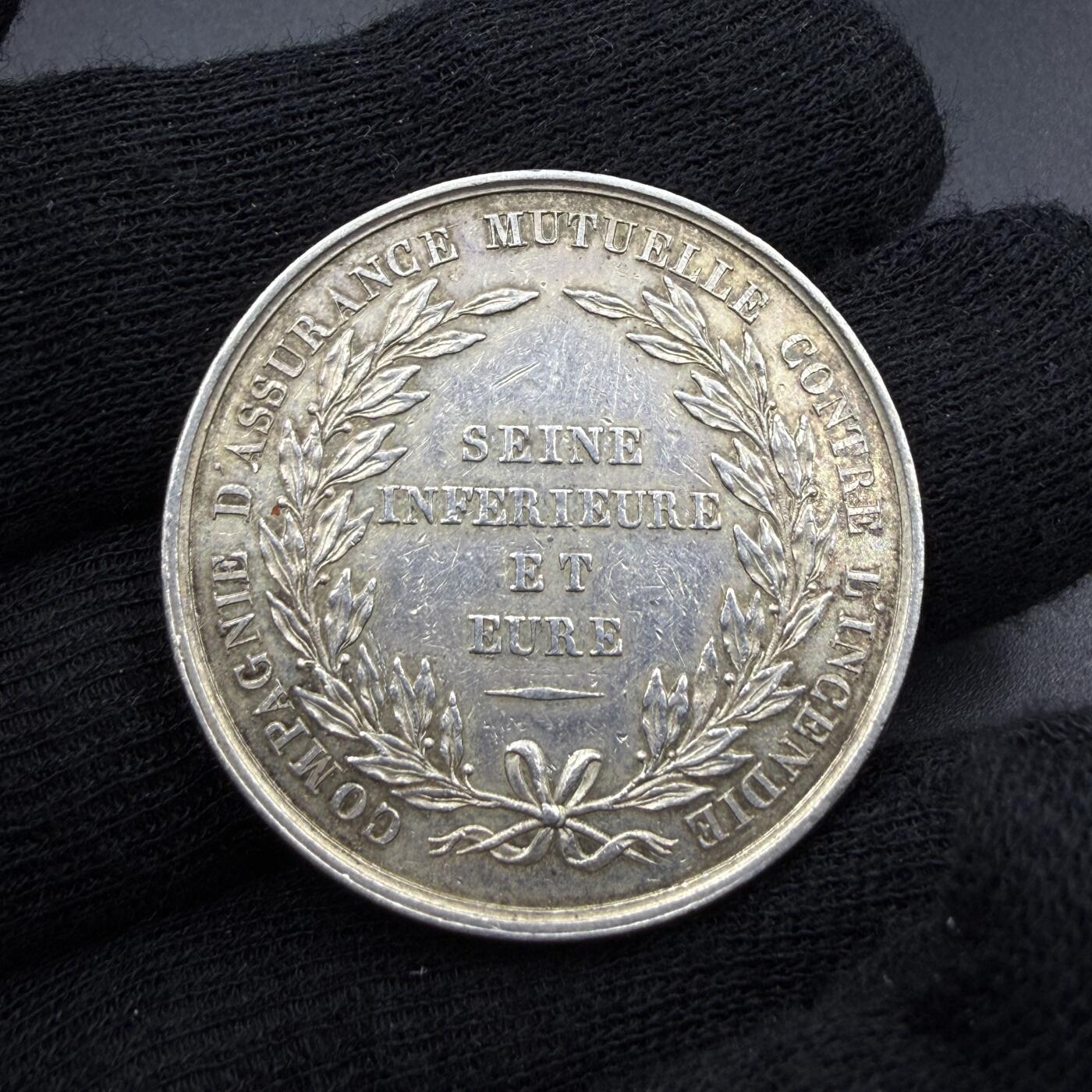 「木头集藏」“春启藏心”——章牌精品专场 1818年法国塞纳-厄尔省火灾互助保险公司银章，直径：34 mm，16.3 g，早期无边铭版本，正面刻画不死鸟，象征着“浴火重生”，拉丁文铭文：E GINERE SUO REDIVIVUS 意为：“从它自己的灰烬中重生”，呼应了火灾保险的主题——在灾难后获得新生与保障。