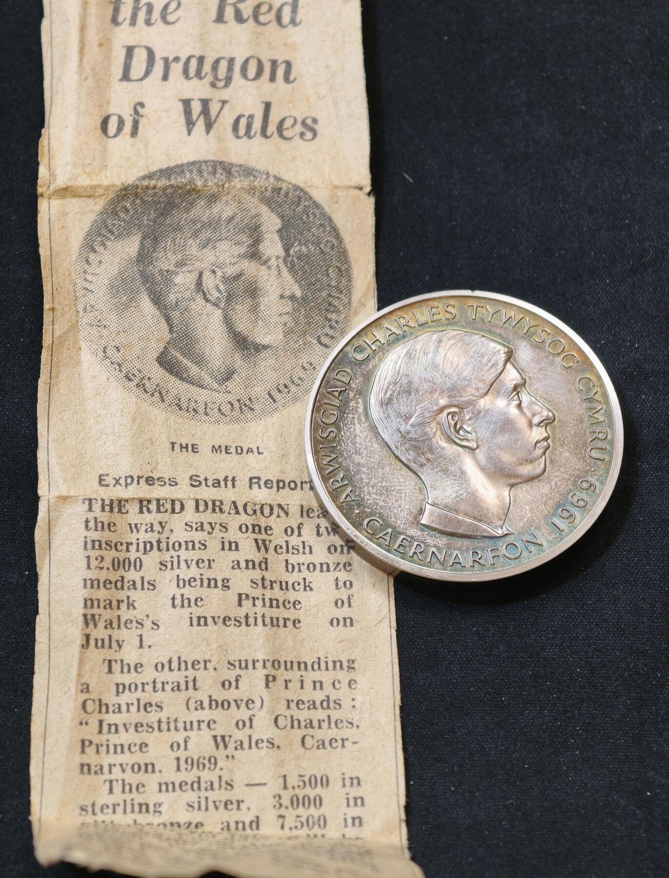 “方寸甄品”甄品场，甄臻铺-世界币章拍卖（第57期，直播拍卖），送拍享返佣金等优惠多多 英国威尔士亲王查尔斯加冕银质纪念章，1969年，带原盒和证书，重69.927克，直径44.8毫米，银质，正面是查尔斯亲王头像，背面威尔士红龙图案