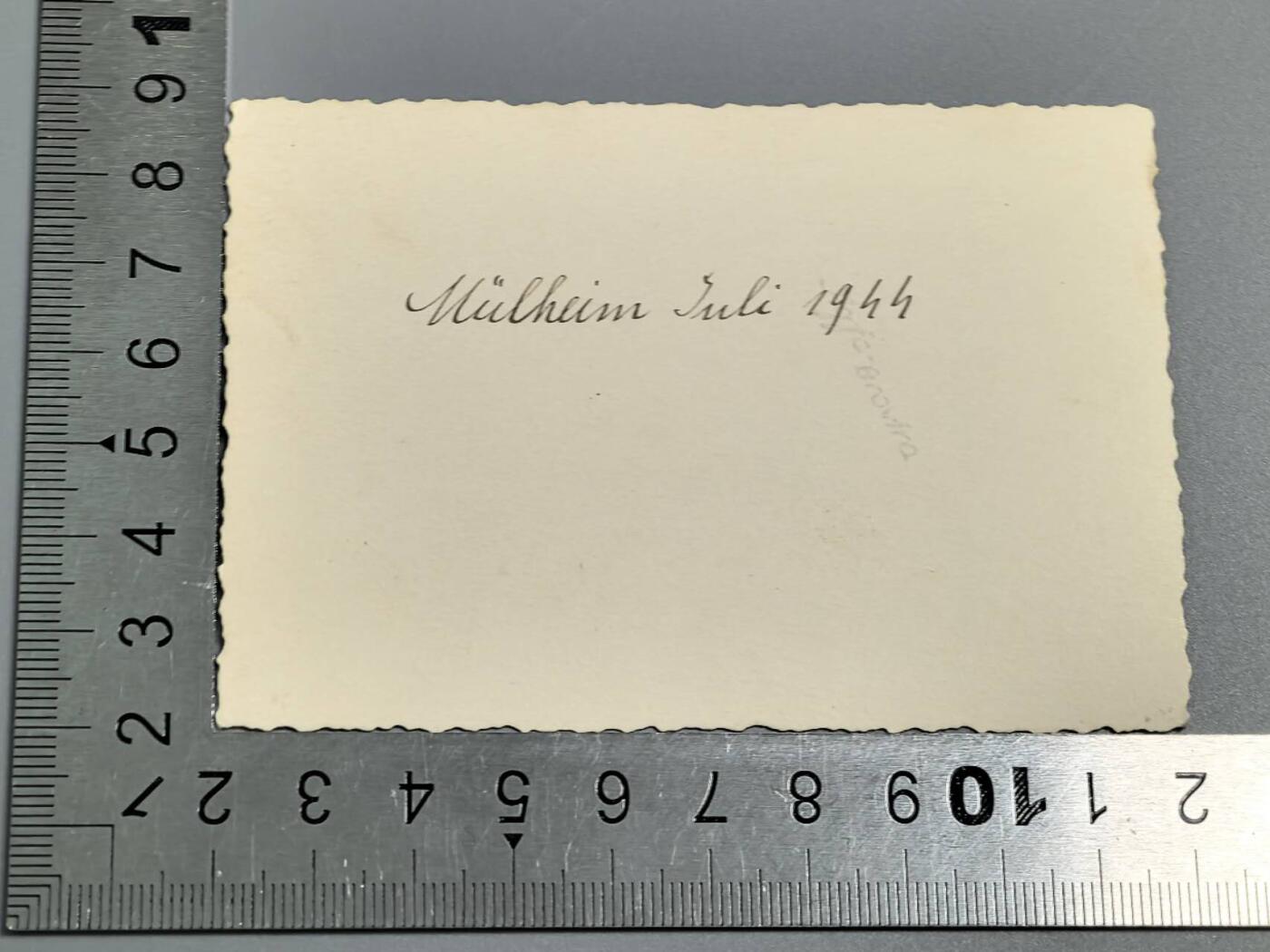 小驴勋章奖章收藏3月28日周六晚六点拍卖（珍爱和平，收藏战争，铭记历史，勿忘国耻，忠党爱国。有偿代拍，送拍规则在简介最后，参拍须阅读规则后再参拍，关系到运费包装发货时效真假辨别等关键信息，拍卖时不再发原图，看大图店主微信码在拍卖店铺介绍里） 士兵喷泉合影照片