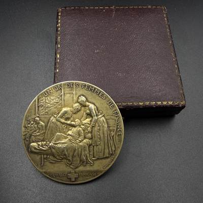 「木头集藏」“春启藏心”——章牌精品专场 - H.Dubois～1913年法国女性联盟红十字救助会原盒镀金银章，直径：50 mm，57.3 g。边铭：丰饶角 1ARGENT，正面法语：法国女性联盟红十字会，背面：致军队中的伤员与病患，在战争时期，1913年被授予菲沙博夫人。名家作品，双面设计，品相很不错，原盒正常使用。