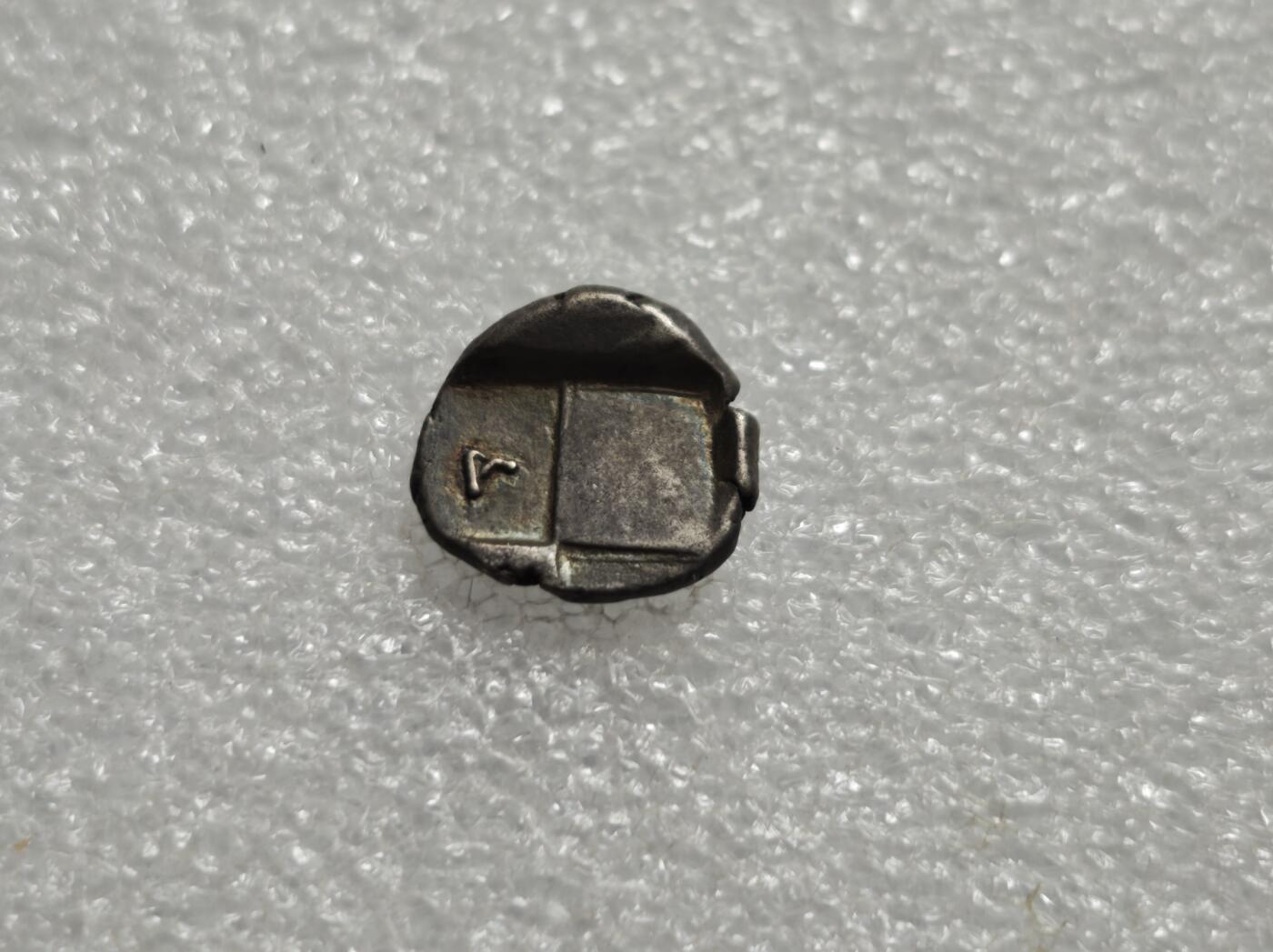 瓶子🏺第235期拍卖会  古希腊时期的“回头狮”银币（也常被归类为吕底亚/爱奥尼亚风格），属于公元前6-5世纪的古代地中海文明遗存，是西方钱币学的经典类型