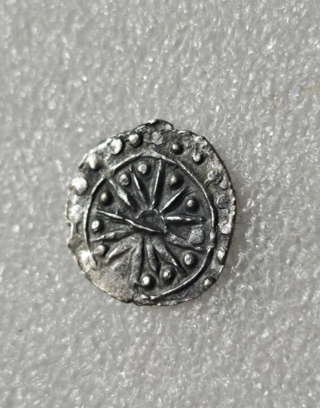 瓶子🏺第234期拍卖会  公元4–8世纪古骠国（缅甸早期城邦文明）的打制银币，是东南亚最早的铸币类型之一 旭日（Rising Sun）图案，由放射状线条与中心圆点构成，象征太阳崇拜与毗湿奴信仰；外围环绕连珠纹边框，是受中亚与印度钱币影响的典型装饰 背面中央为室利靺蹉（Srivatsa）神庙/吉祥符号，简化为三拱祭坛造型，上方带有日月符号，两侧常伴随万字符（代表毗湿奴肚脐）与双头鼓（象征湿婆），体现印度教文化在骠国