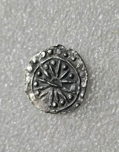 瓶子🏺第234期拍卖会 -  公元4–8世纪古骠国（缅甸早期城邦文明）的打制银币，是东南亚最早的铸币类型之一 旭日（Rising Sun）图案，由放射状线条与中心圆点构成，象征太阳崇拜与毗湿奴信仰；外围环绕连珠纹边框，是受中亚与印度钱币影响的典型装饰 背面中央为室利靺蹉（Srivatsa）神庙/吉祥符号，简化为三拱祭坛造型，上方带有日月符号，两侧常伴随万字符（代表毗湿奴肚脐）与双头鼓（象征湿婆），体现印度教文化在骠国