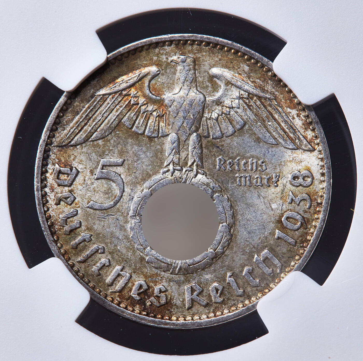 【俄甄集藏】2026年(050)04-01星期三 晚 19:30 全场包邮 德国第三帝国1938年J版兴登堡党徽5马克银币，NGC MS64，黄油五彩包浆，转光，原图联系客服或官网查询