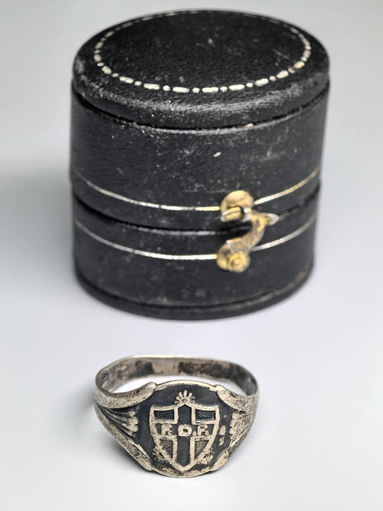 小驴勋章奖章收藏3月28日周六晚六点拍卖（珍爱和平，收藏战争，铭记历史，勿忘国耻，忠党爱国。有偿代拍，送拍规则在简介最后，参拍须阅读规则后再参拍，关系到运费包装发货时效真假辨别等关键信息，拍卖时不再发原图，看大图店主微信码在拍卖店铺介绍里） 丹麦青少年志愿服务联盟戒指，内打标，戒圈有点变形，联盟1902年成立，带个戒指盒子