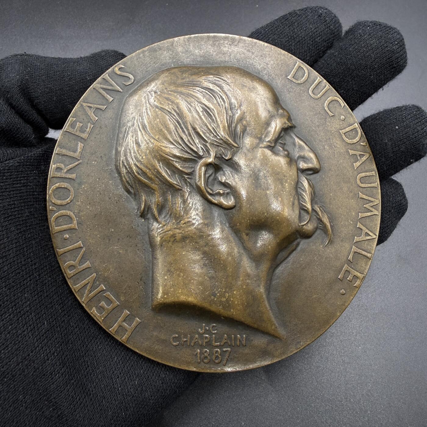 「木头集藏」“春启藏心”——章牌精品专场 J.C.Chaplain～1886年纪念奥尔良公爵 将尚蒂伊城堡 捐赠予法兰西学会孔代博物馆 大尺寸浇筑纪念铜章，直径：100 mm，283.1 g，名家少见作品，大尺寸浇铸非常难得，