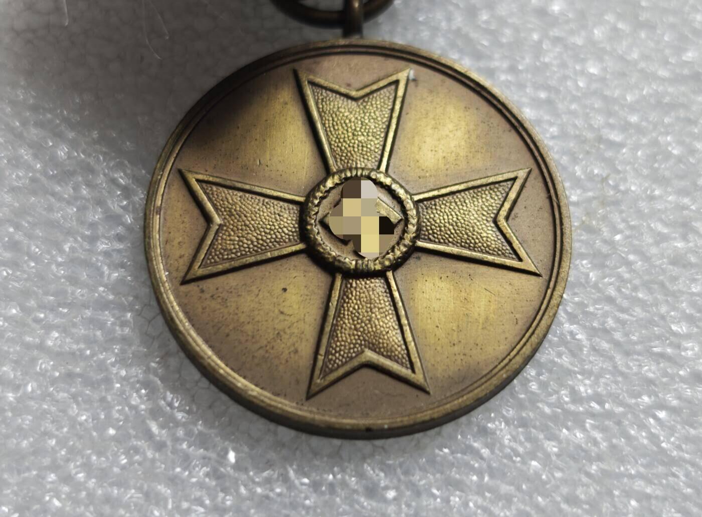 瓶子🏺第234期拍卖会  德国1939年战功奖章（Kriegsverdienstmedaille 1939），也被称为“圆盘战功章”或“无剑战功奖章”  正面中央为马耳他十字造型，十字中心是万字徽记，十字臂面为颗粒状纹理 ​ 背面刻有哥特体德文 Für Kriegsverdienst 1939，意为“为了战功，1939年”