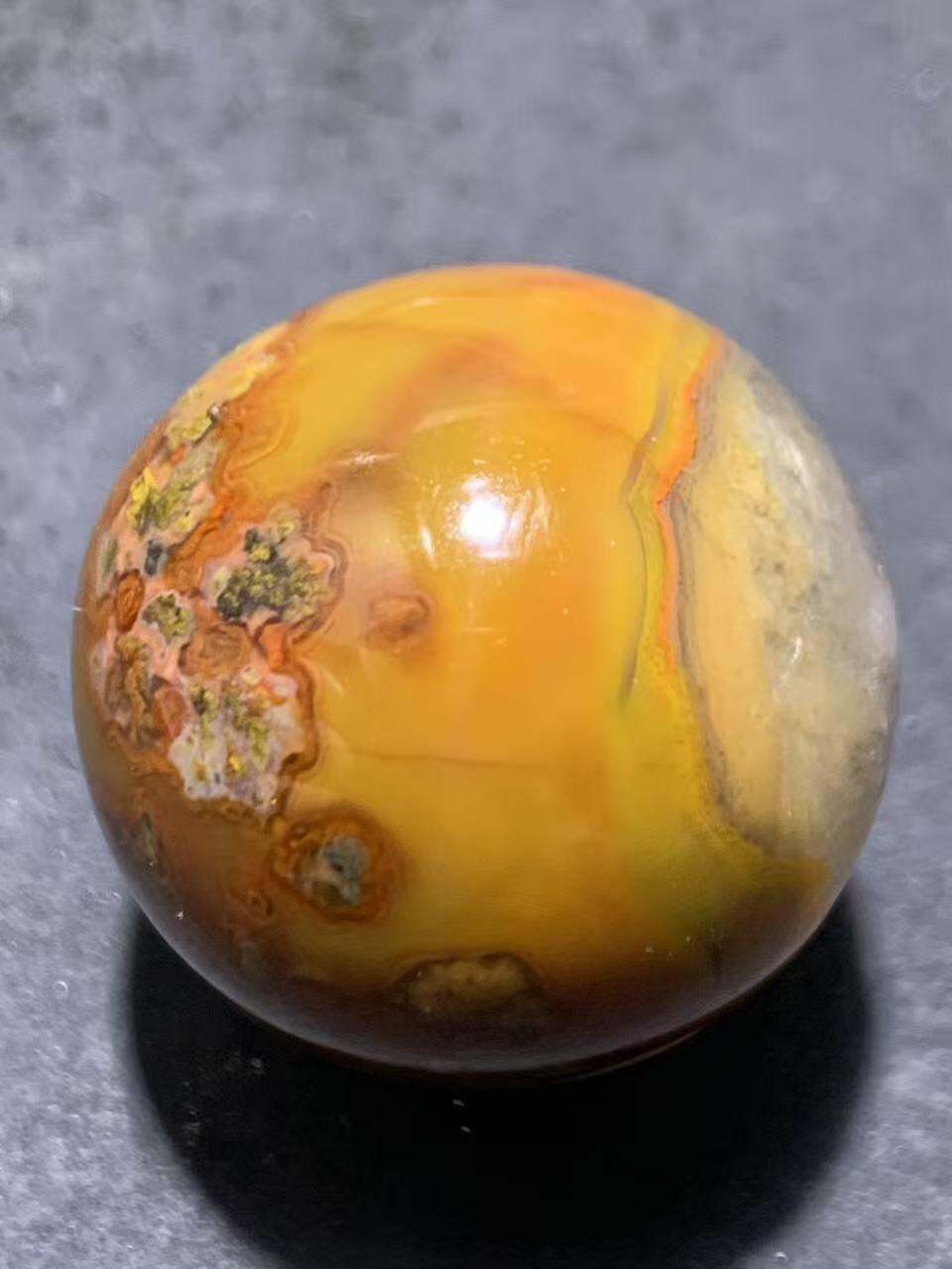 精美冰飘亚光草花纹战国红玛瑙手工俏色巧雕武财神忠义关二爷圆珠一颗！