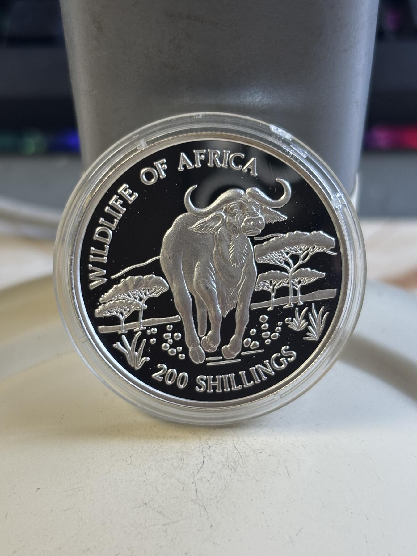 第195期拍卖 稀少坦桑尼亚1997年珍惜动物野牛精制纪念银币，500银，20克，发行5000枚，塑料盒有裂痕