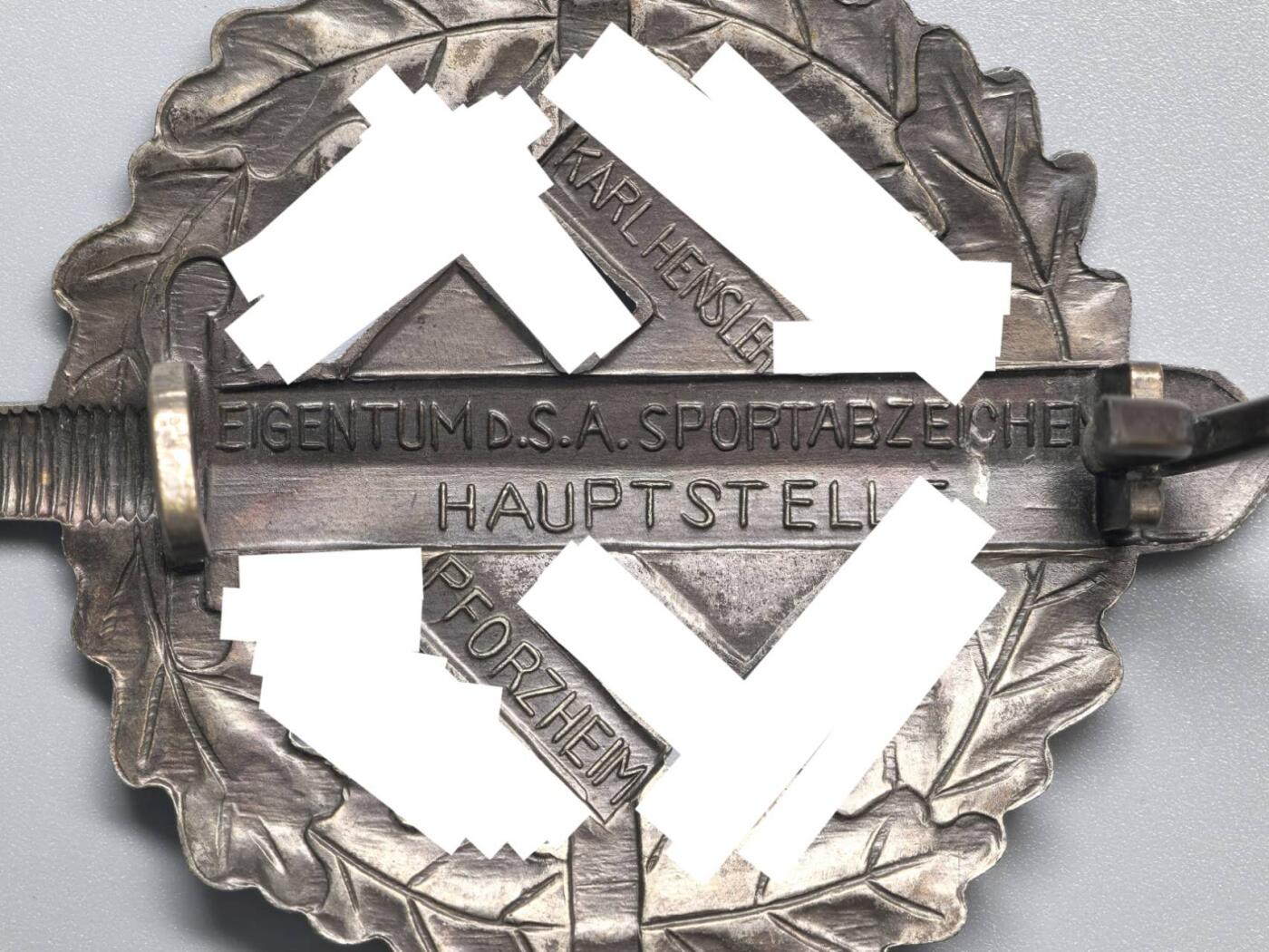 小驴勋章奖章收藏3月28日周六晚六点拍卖（珍爱和平，收藏战争，铭记历史，勿忘国耻，忠党爱国。有偿代拍，送拍规则在简介最后，参拍须阅读规则后再参拍，关系到运费包装发货时效真假辨别等关键信息，拍卖时不再发原图，看大图店主微信码在拍卖店铺介绍里） 得三SA银级体能奖章，背打KARL HENSLER, PFORZHEIM厂标（RZM M1/6厂），磁性金属镀铜章体铜质别杆组合镀银，好品，比铜级少见太多了