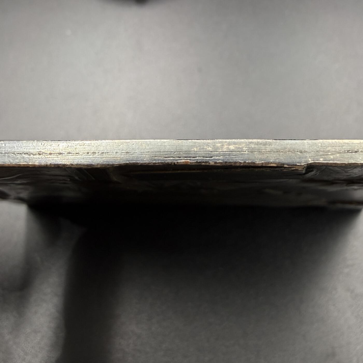 「木头集藏」“春启藏心”——章牌精品专场 J.C.Chaplain～法国 雷蒙·普恩加莱 总统纪念大尺寸铜章。尺寸：100 × 82.5 mm，305 g。名家少见作品，非压铸，两个单面电铸章拼接而成，法章目录马耶尔旧藏。背面拉丁铭文大意：司法智慧依托于立法，二者各有其光辉，强调法律体系中立法与司法的相辅相成，呼应普恩加莱作为法学家与政治家的身份。