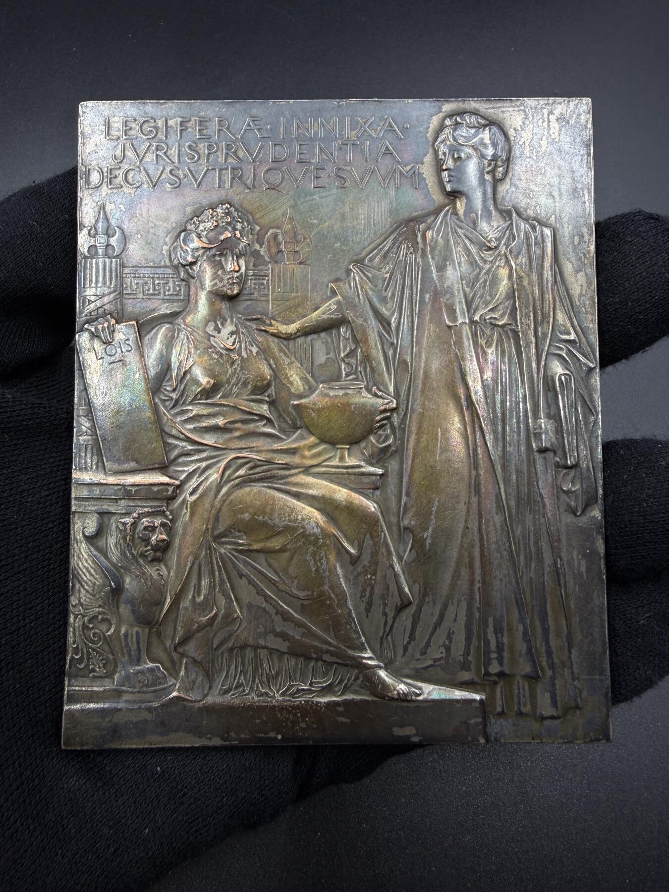 「木头集藏」“春启藏心”——章牌精品专场 J.C.Chaplain～法国 雷蒙·普恩加莱 总统纪念大尺寸铜章。尺寸：100 × 82.5 mm，305 g。名家少见作品，非压铸，两个单面电铸章拼接而成，法章目录马耶尔旧藏。背面拉丁铭文大意：司法智慧依托于立法，二者各有其光辉，强调法律体系中立法与司法的相辅相成，呼应普恩加莱作为法学家与政治家的身份。