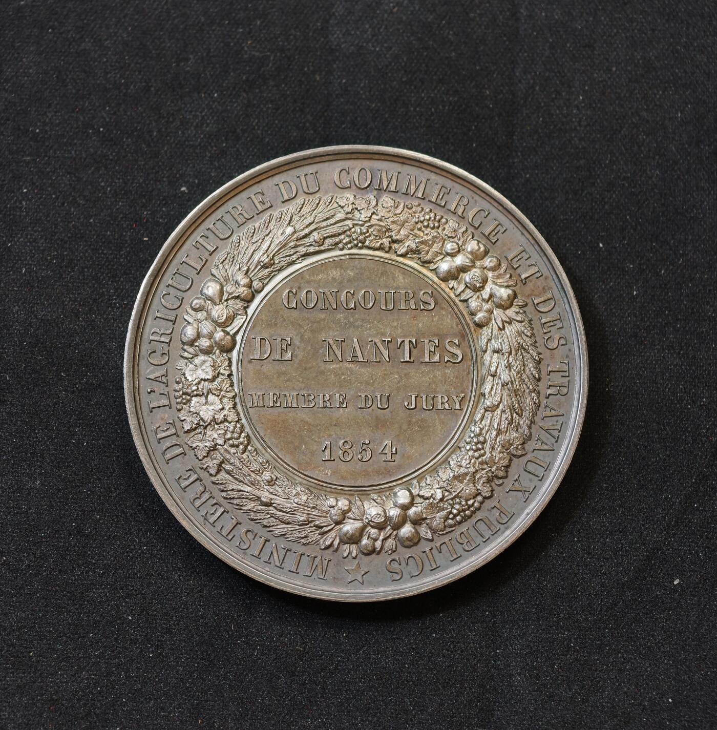 “方寸甄品”甄品场，甄臻铺-世界币章拍卖（第57期，直播拍卖），送拍享返佣金等优惠多多 1854年法国拿破仑三世农业竞赛获奖银章，直径50.5毫米，重64.1克。正面是拿破仑三世侧面头像，环绕葡萄藤蔓装饰，手指边铭加ARGENT，带原盒，完美品相