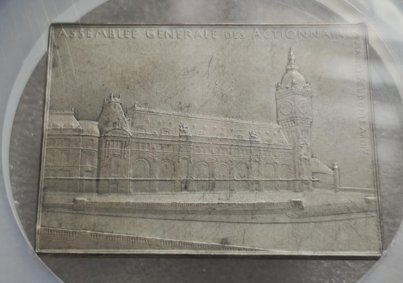 瓶子🏺第234期拍卖会  法国新艺术运动大师 Oscar Roty（奥斯卡·罗蒂，1846–1911） 设计的银质纪念章，为巴黎-里昂-地中海铁路公司（PLM） 而作  发行时间约1901年，正值巴黎里昂火车站建成（1900年）与PLM铁路网鼎盛时期 ​ PLM是法国19世纪末至20世纪初最重要的铁路公司之一，连接巴黎与法国南部及地中海沿岸​ Oscar Roty是法国新艺术运动章牌艺术的领袖