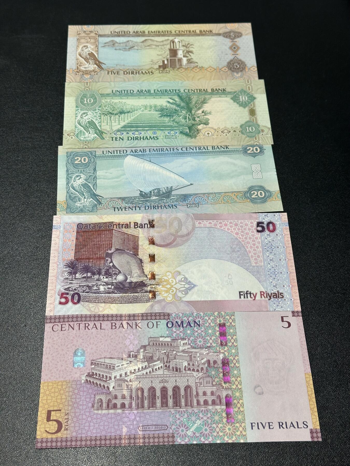 《外钞收藏家》第六百二十一期（精选场）（长期征集拍品、欢迎藏友们联系合作） 阿联酋、卡塔尔和阿曼 五张一起 全新UNC