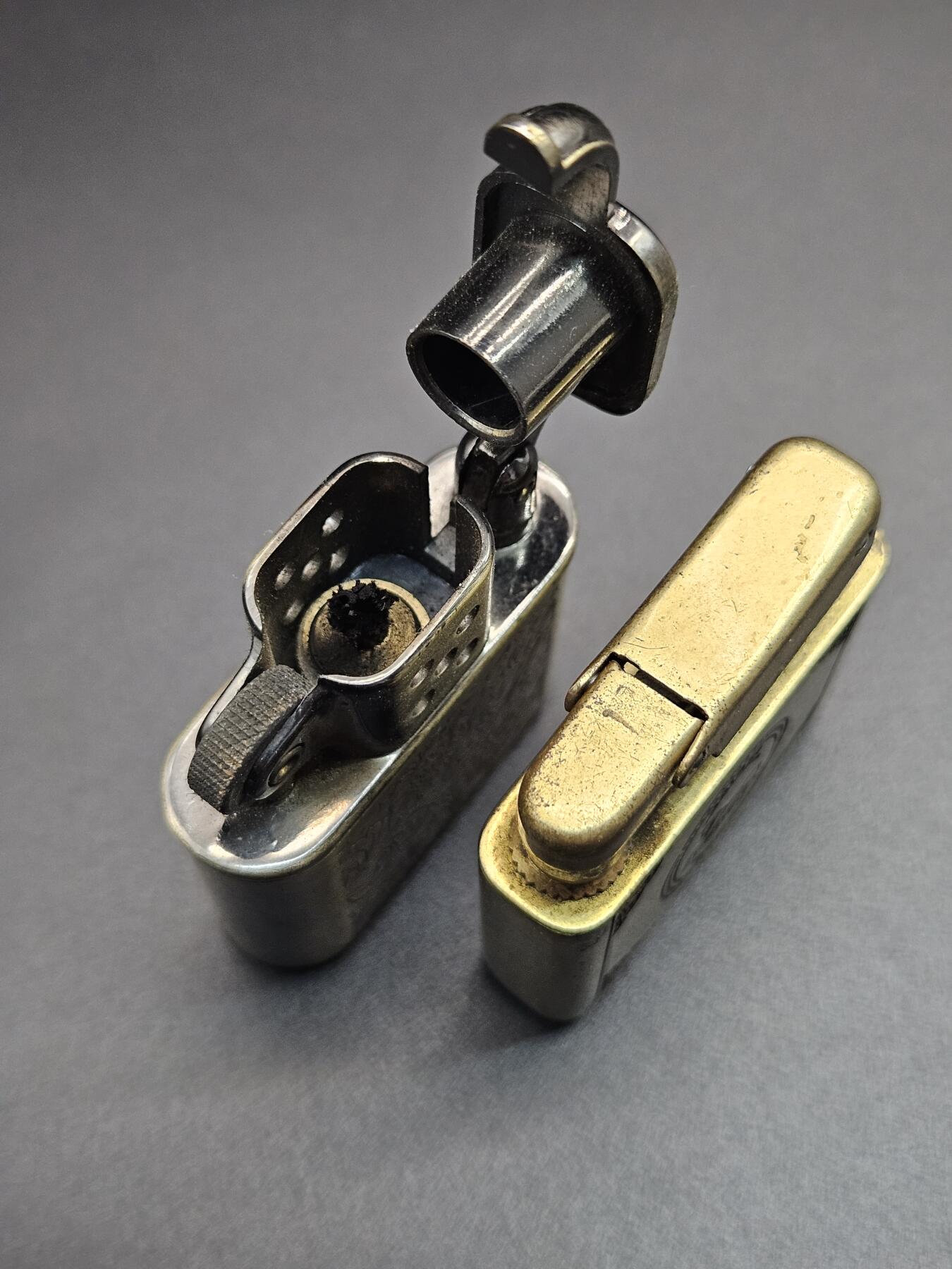 0元起拍勋章 第342期 咸鱼国勋章拍卖专场 3月29日（周日）下午6：00开始 老式煤油打火机两个 加油可正常使用，其他具体不明自行判断