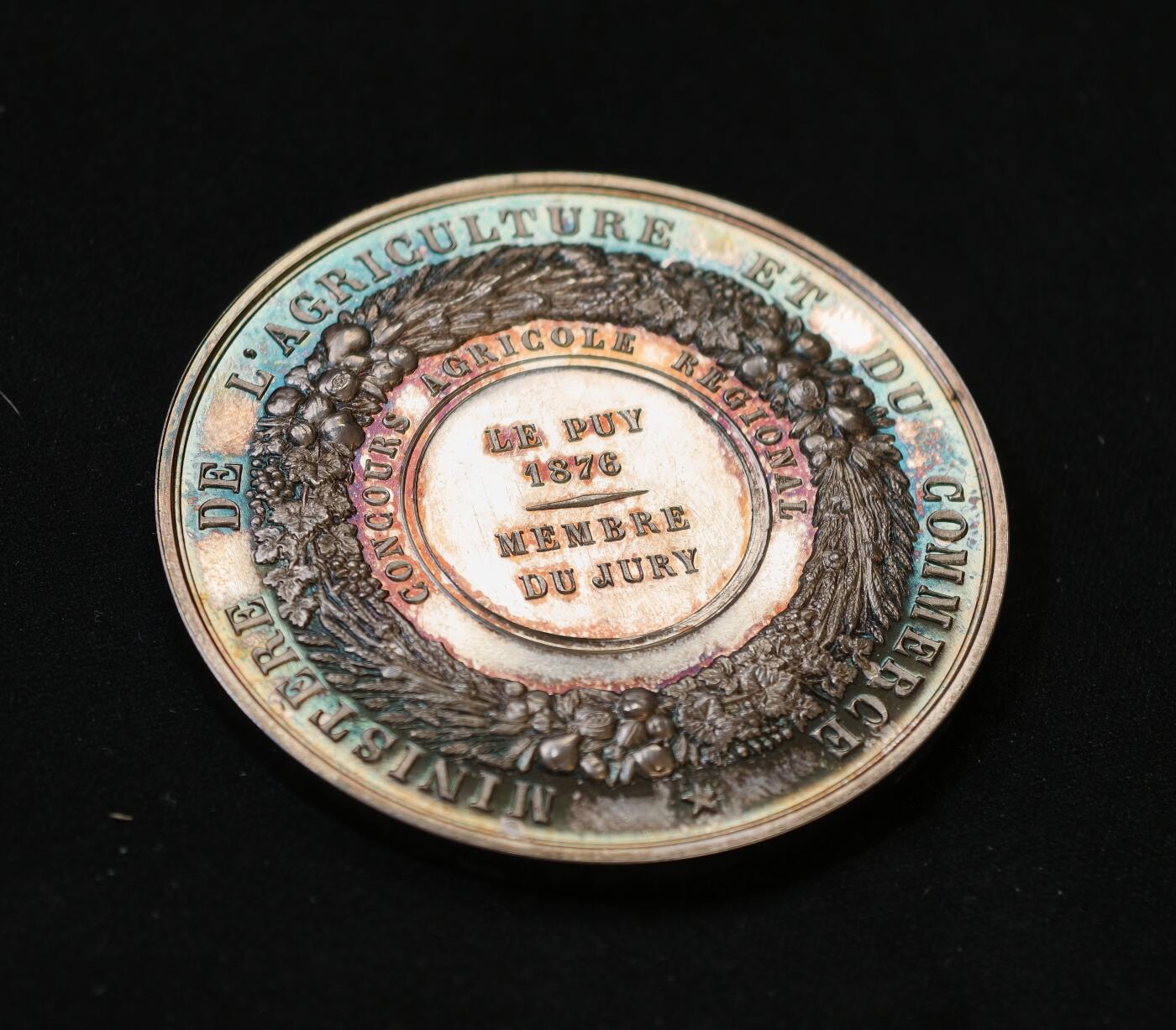 “方寸甄品”甄品场，甄臻铺-世界币章拍卖（第57期，直播拍卖），送拍享返佣金等优惠多多 1876年法国农业与商业部颁发的纪念银章，直径50.7毫米，重65.2克，蜜蜂边铭。正面是法国共和女神头像，背面环绕花环装饰，刻有