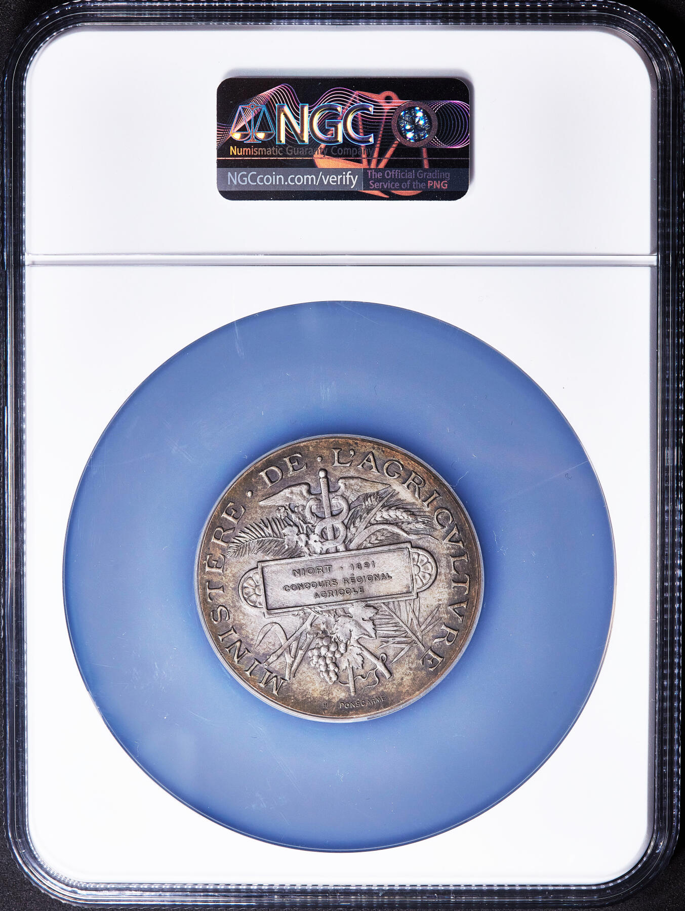 【俄甄集藏】2026年(050)04-01星期三 晚 19:30 全场包邮 法国1891年天使双翼弗吉尼亚帽玛丽安娜头像纪念尼奥尔地区农业竞赛大银章，NGC UNCD，直径：51mm，高浮雕，设计精美，五彩包浆，雕刻家亨利-奥古斯特·蓬斯卡姆作品，重65克