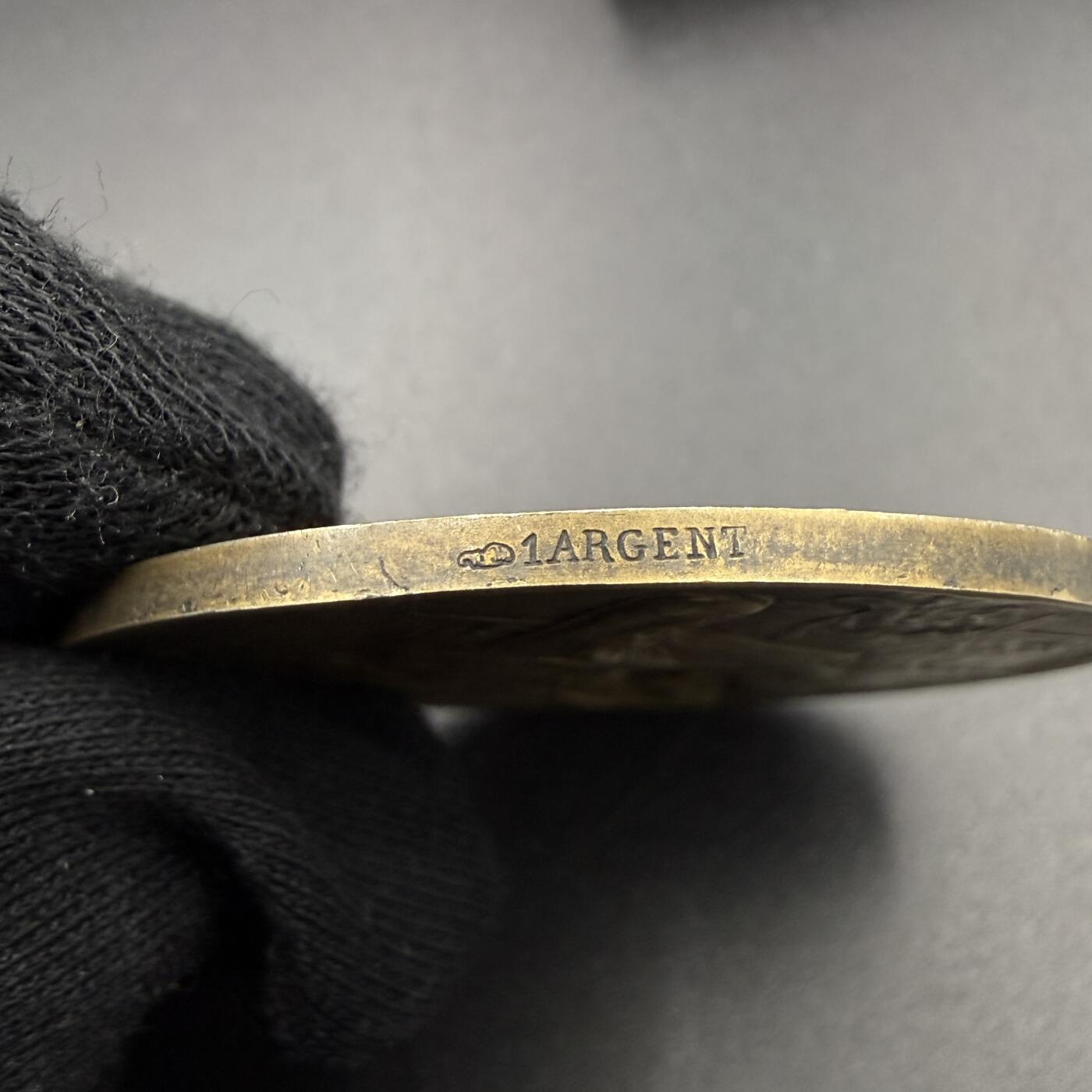 「木头集藏」“春启藏心”——章牌精品专场 H.Dubois～1913年法国女性联盟红十字救助会原盒镀金银章，直径：50 mm，57.3 g。边铭：丰饶角 1ARGENT，正面法语：法国女性联盟红十字会，背面：致军队中的伤员与病患，在战争时期，1913年被授予菲沙博夫人。名家作品，双面设计，品相很不错，原盒正常使用。