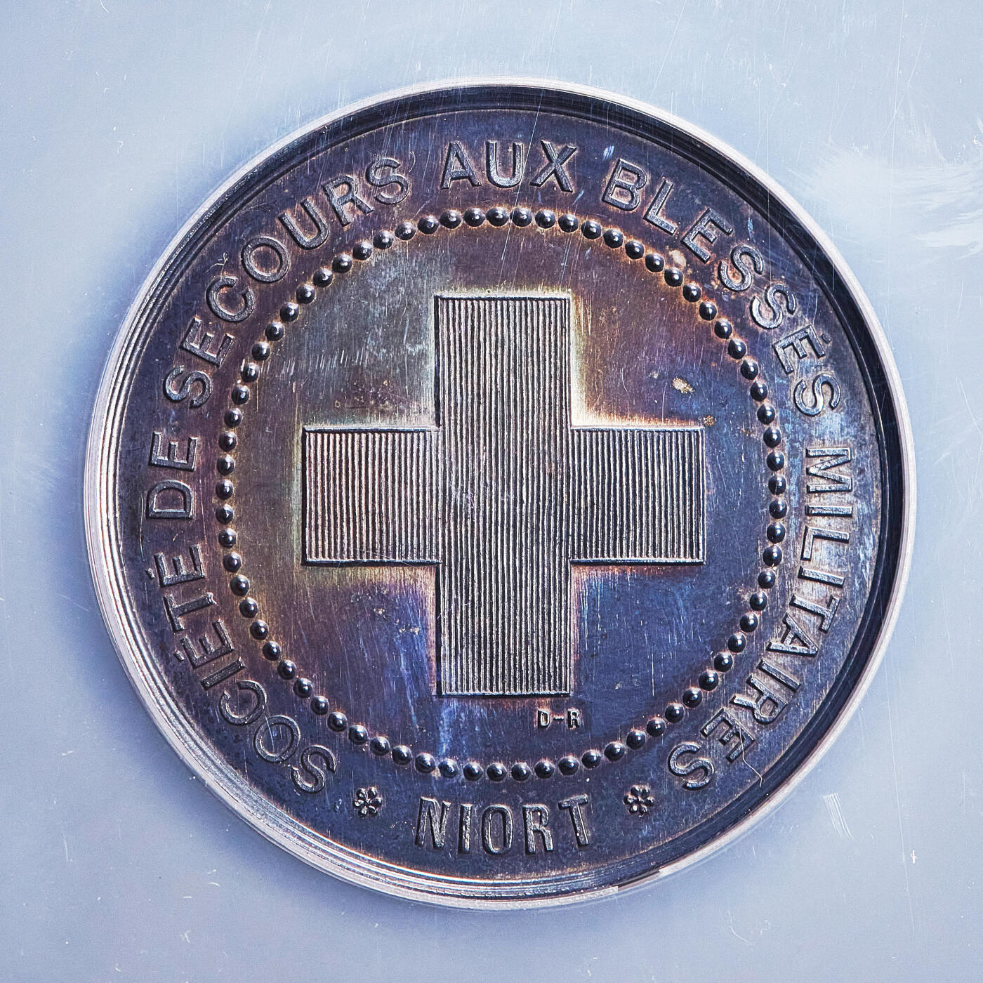 【俄甄集藏】2026年(050)04-01星期三 晚 19:30 全场包邮 法国1871年普法战争尼奥尔市军事伤员救济红十字协会大银章，NGC MS61，紫罗兰酱彩包浆，底板凝霜，直径46mm，少见品种，蜜蜂铭