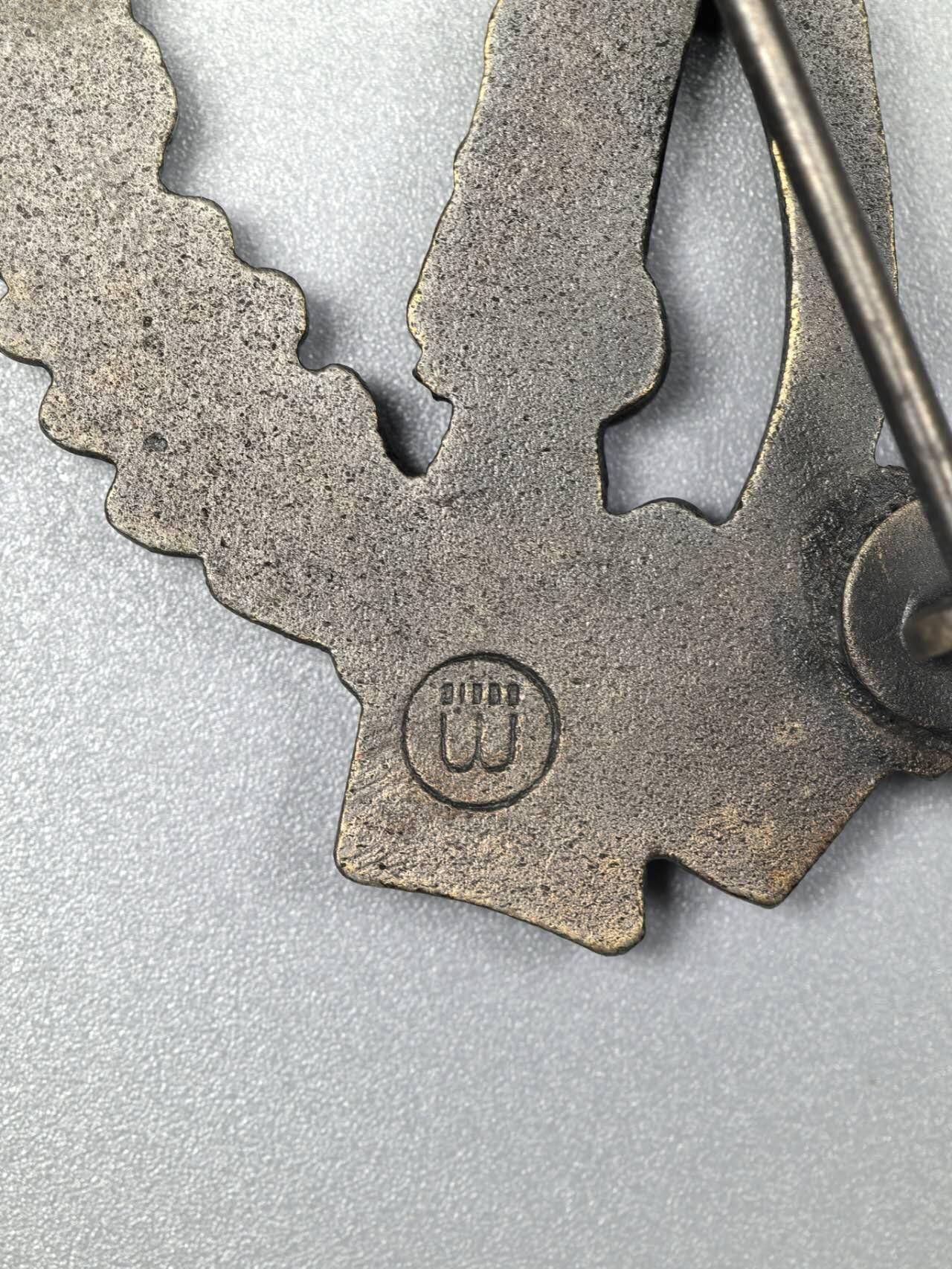 小驴勋章奖章收藏3月28日周六晚六点拍卖（珍爱和平，收藏战争，铭记历史，勿忘国耻，忠党爱国。有偿代拍，送拍规则在简介最后，参拍须阅读规则后再参拍，关系到运费包装发货时效真假辨别等关键信息，拍卖时不再发原图，看大图店主微信码在拍卖店铺介绍里） 得WWII铜级步兵突击奖章，背打ÜÜ厂标（ E. Ferdinand Wiedmann, Frankfurt厂第1.09.2版），锌质铸造，残存一些镀层