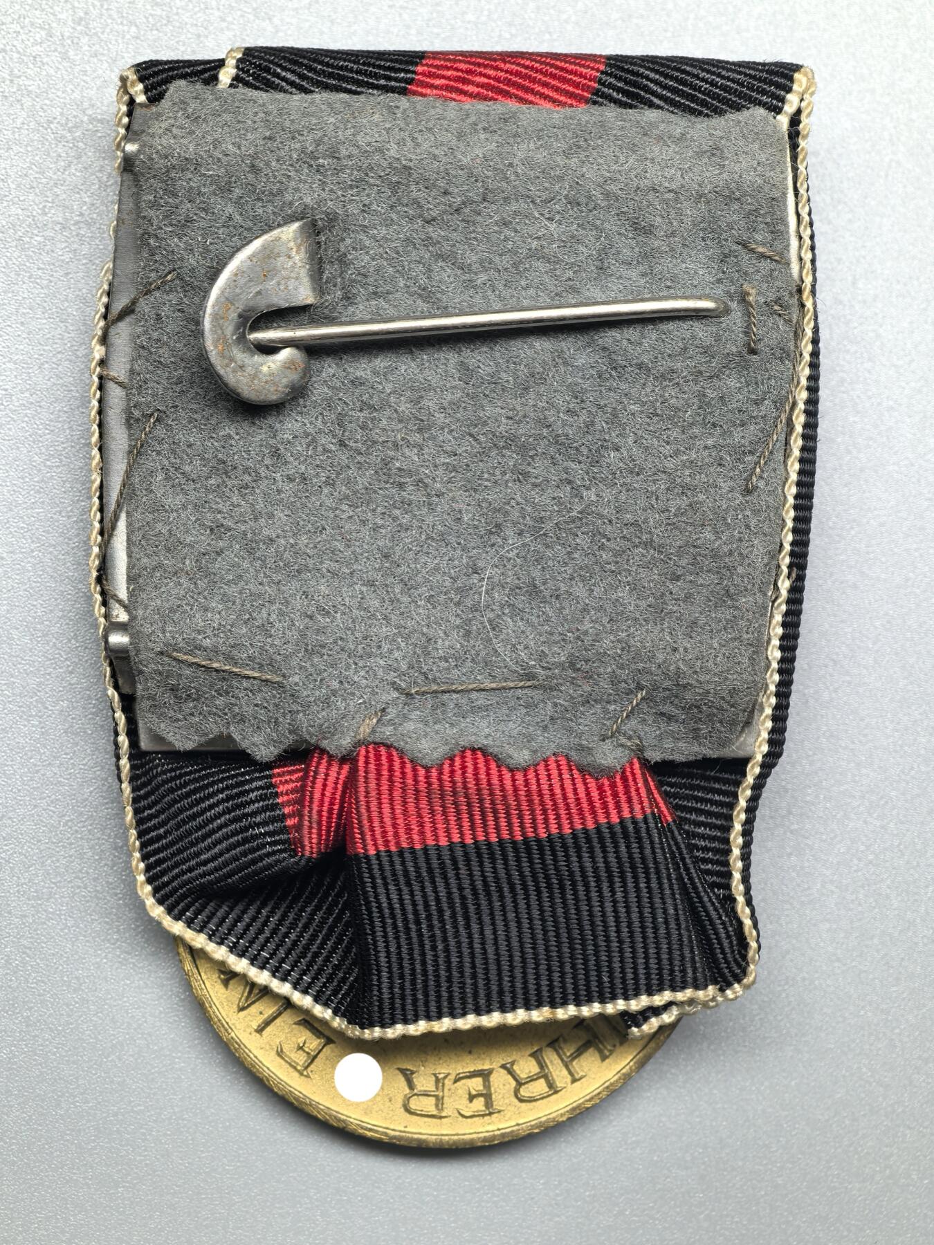 小驴勋章奖章收藏3月28日周六晚六点拍卖（珍爱和平，收藏战争，铭记历史，勿忘国耻，忠党爱国。有偿代拍，送拍规则在简介最后，参拍须阅读规则后再参拍，关系到运费包装发货时效真假辨别等关键信息，拍卖时不再发原图，看大图店主微信码在拍卖店铺介绍里）