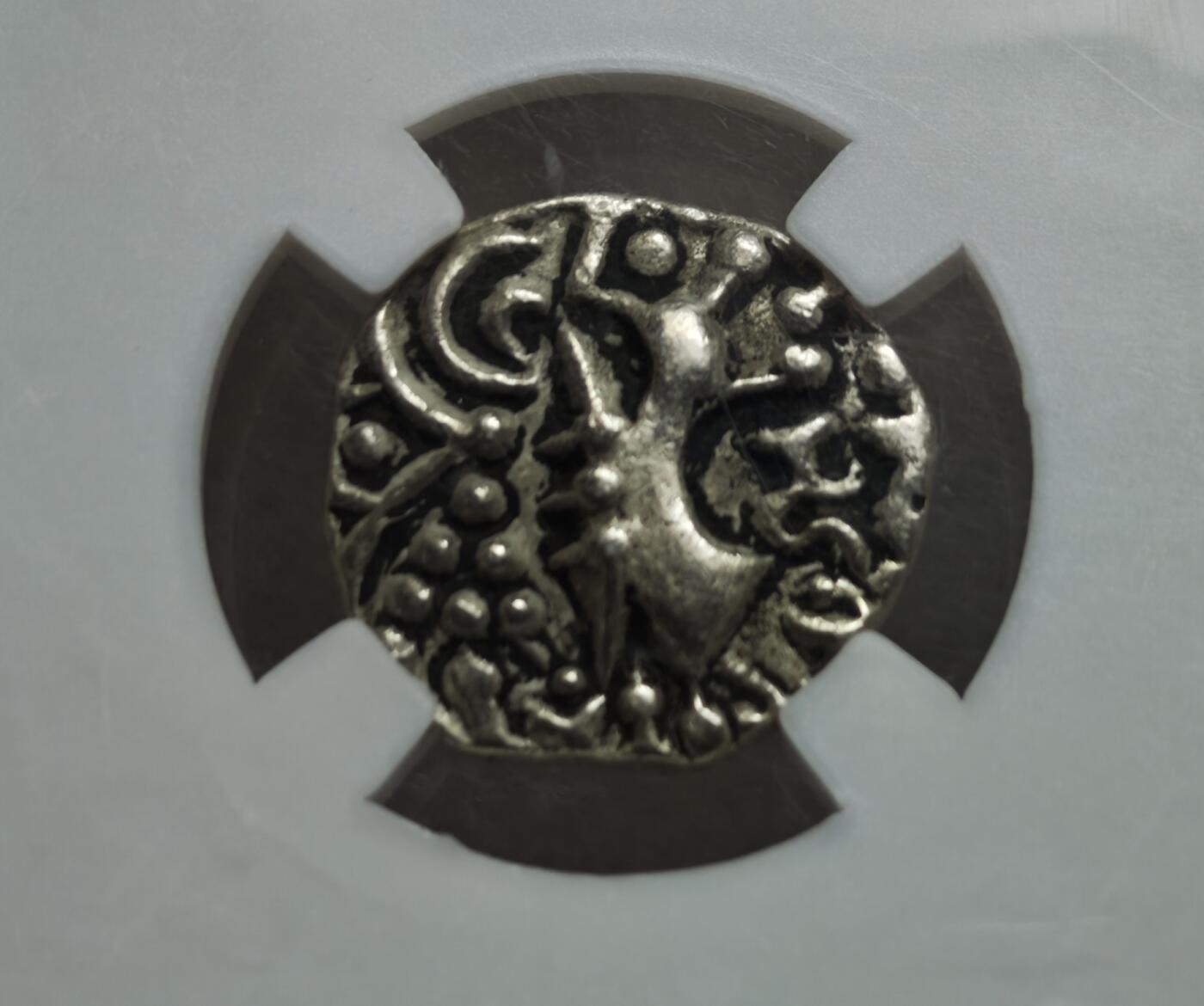 瓶子🏺第234期拍卖会  寄多罗王朝维纳雅提迪提亚1第纳尔低金币（公元5世纪）  公元5世纪寄多罗王朝（Kidarite Huns） 发行的1第纳尔低金币，由众诚详评评级为XF（极美品），重7.28克，背面为抽象化幸运女神形象  标注为“低金币”，实际为金铜合金（含金量约50–70%），是古代中亚政权为降低成本而采用的常见币材