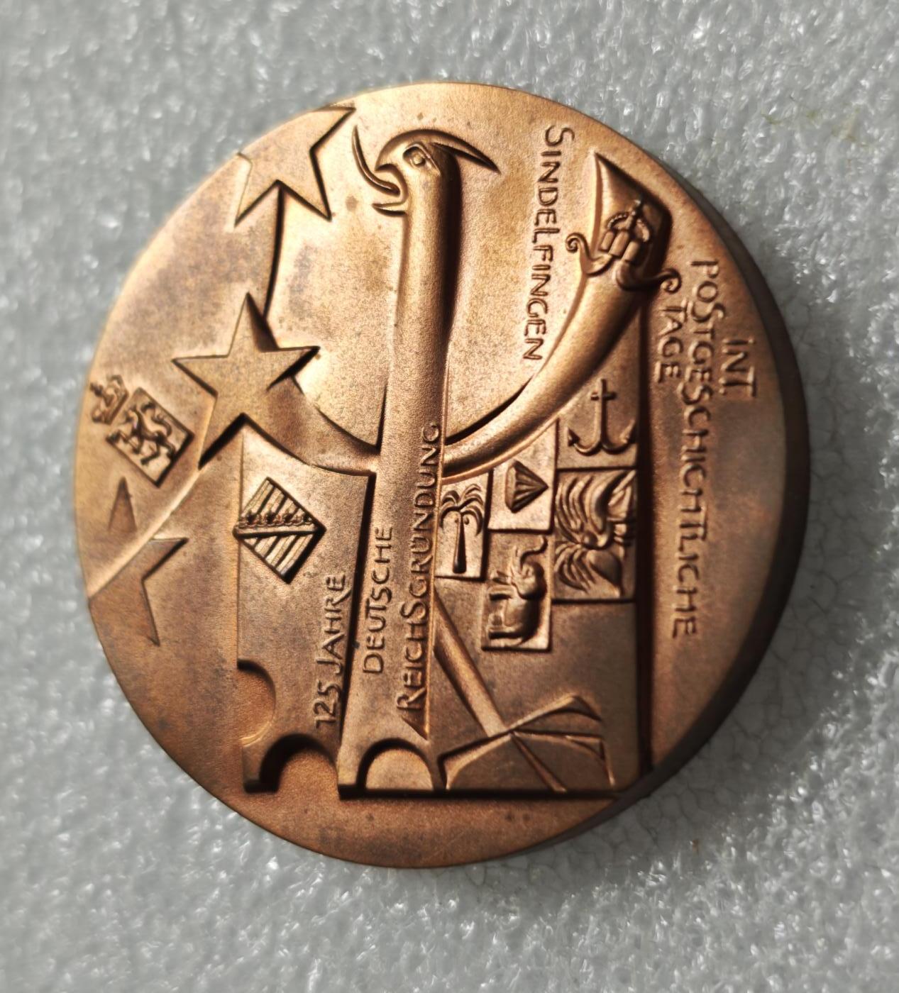 瓶子🏺第234期拍卖会  德国辛德尔芬根国际邮政历史日纪念铜章（帝国建立125周年）   这是一枚由德国著名雕塑家 Victor Huster（维克多·胡斯特，1955–） 设计的铜质纪念章，为纪念德意志帝国建立125周年与辛德尔芬根国际邮政历史日（INT POSTGESCHICHTLICHE TAGE SINDELFINGEN）而发行