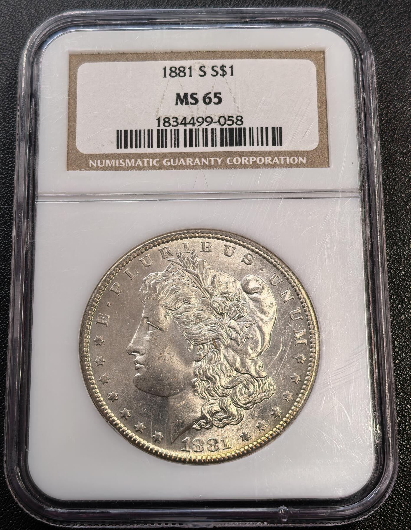 “方寸甄品”甄品场，甄臻铺-世界币章拍卖（第57期，直播拍卖），送拍享返佣金等优惠多多 NGC-MS65 美国1881年S版 摩根$1银币 镜面底板 鹰面月牙彩 老盒好品