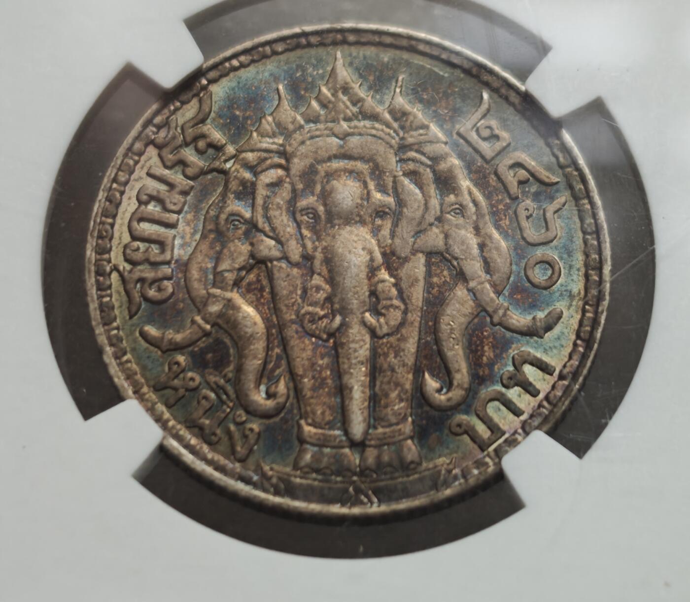 瓶子🏺第234期拍卖会  泰国拉玛六世1泰铢银币（BE2460/1917年）   泰国拉玛六世（瓦栖拉兀）时期发行的1泰铢（Baht）银币，铸造于佛历2460年（即公历1917年），由NGC评级为AU 58（近未流通品相）