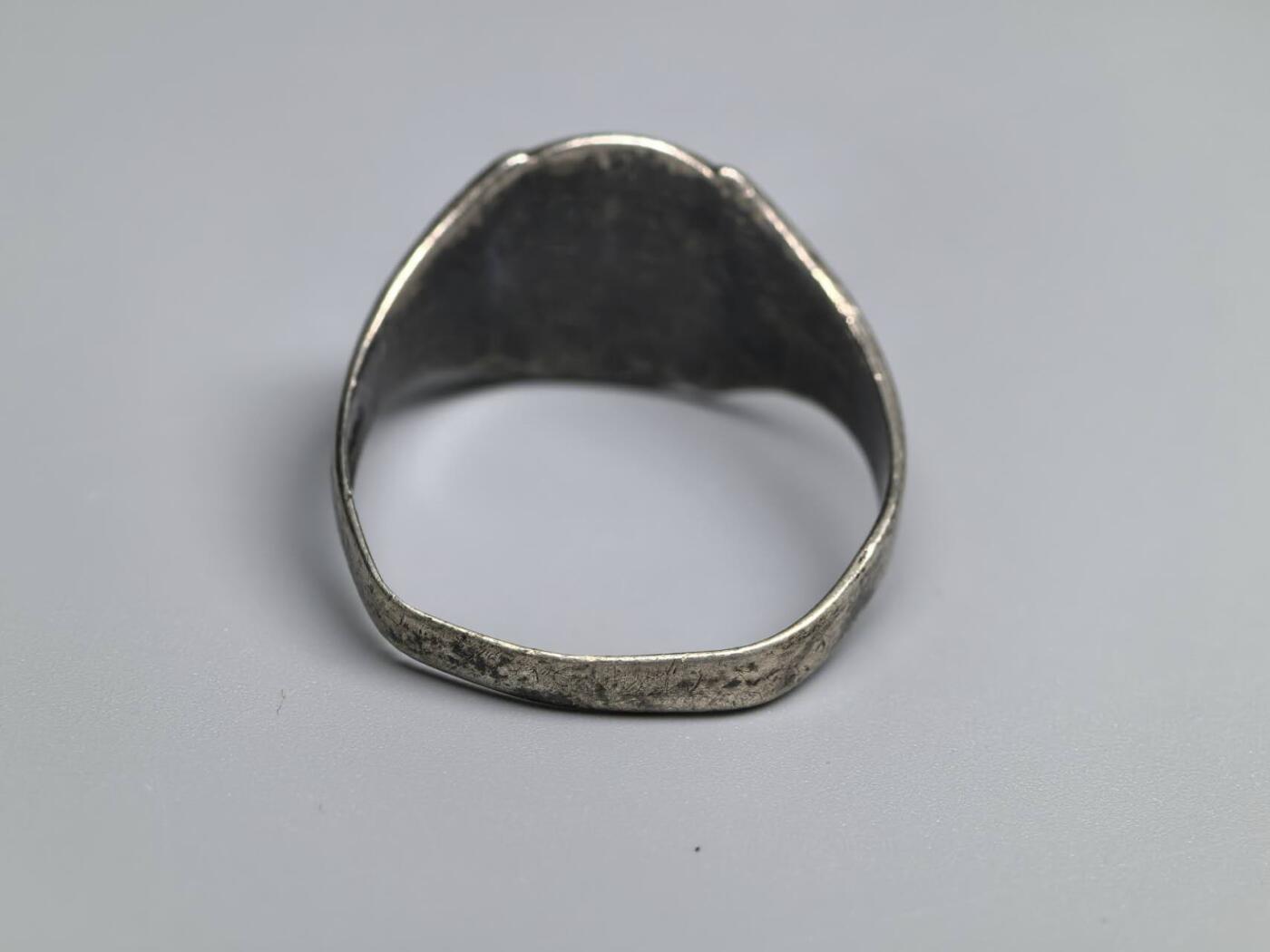 小驴勋章奖章收藏3月28日周六晚六点拍卖（珍爱和平，收藏战争，铭记历史，勿忘国耻，忠党爱国。有偿代拍，送拍规则在简介最后，参拍须阅读规则后再参拍，关系到运费包装发货时效真假辨别等关键信息，拍卖时不再发原图，看大图店主微信码在拍卖店铺介绍里） 丹麦青少年志愿服务联盟戒指，内打标，戒圈有点变形，联盟1902年成立，带个戒指盒子