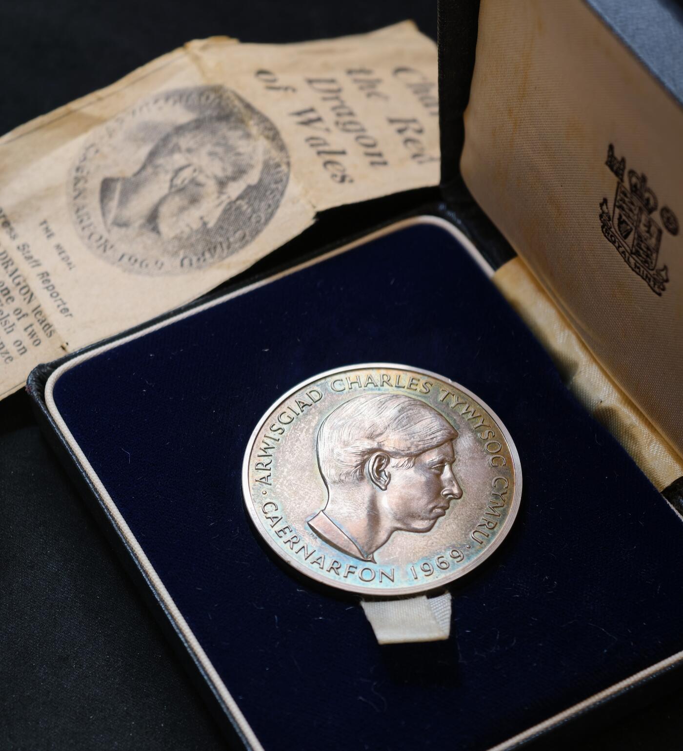 “方寸甄品”甄品场，甄臻铺-世界币章拍卖（第57期，直播拍卖），送拍享返佣金等优惠多多 英国威尔士亲王查尔斯加冕银质纪念章，1969年，带原盒和证书，重69.927克，直径44.8毫米，银质，正面是查尔斯亲王头像，背面威尔士红龙图案