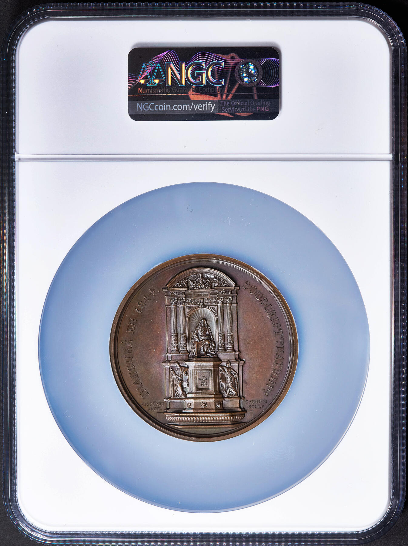 【俄甄集藏】2026年(050)04-01星期三 晚 19:30 全场包邮 法国1844年纪念戏剧作家莫里哀雕像喷泉建成大铜章，NGC MS64，高浮雕，巧克力包浆，雕刻家卡克作品，直径57mm，原铸船首铭