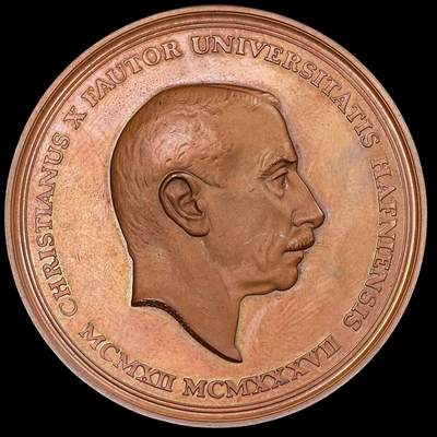修遠堂世界钱币第109期 -  哥本哈根大学克里斯蒂安十世纪念铜章（1937 年），55.13mm，65.89g