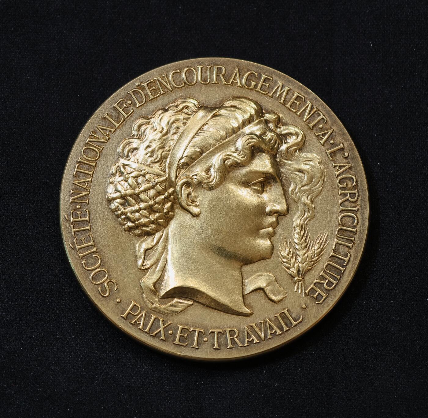 “方寸甄品”甄品场，甄臻铺-世界币章拍卖（第57期，直播拍卖），送拍享返佣金等优惠多多 法国农业促进协会镀金银章，直径50.5毫米，重66.5克，银质，边铭“ARGENT”，正面谷物女神浮雕，背面环绕谷物、葡萄等丰收元素，新艺术风格