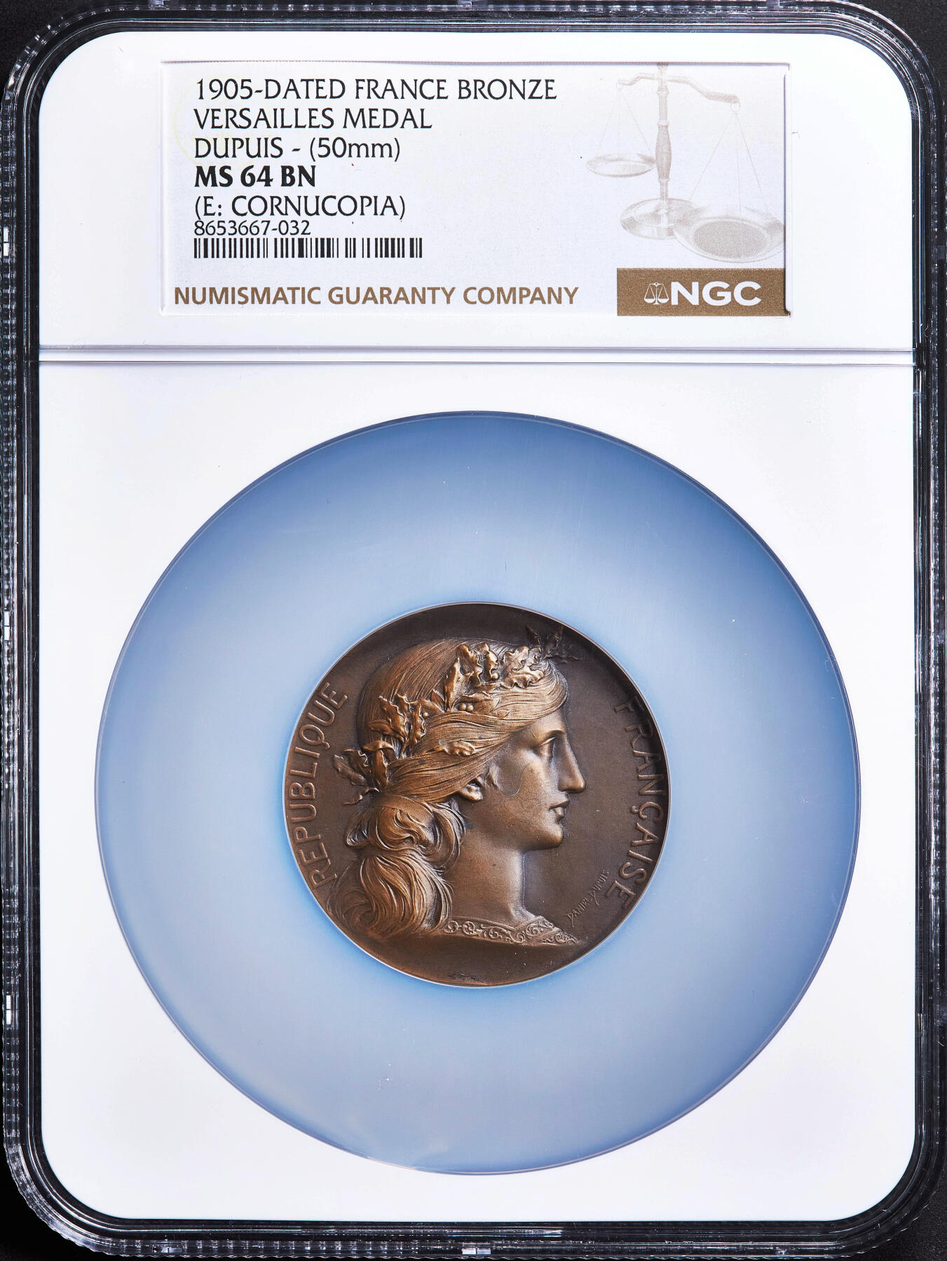 【俄甄集藏】2026年(050)04-01星期三 晚 19:30 全场包邮 法国1905年玛丽安娜头像凡尔赛历史荣耀纪念大铜章，NGC MS64，高浮雕，巧克力包浆，名家欧仁·杜皮斯作品，丰饶角铭