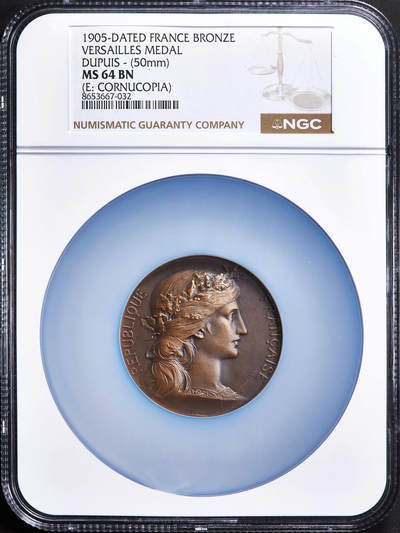 【俄甄集藏】2026年(050)04-01星期三 晚 19:30 全场包邮 - 法国1905年玛丽安娜头像凡尔赛历史荣耀纪念大铜章，NGC MS64，高浮雕，巧克力包浆，名家欧仁·杜皮斯作品，丰饶角铭