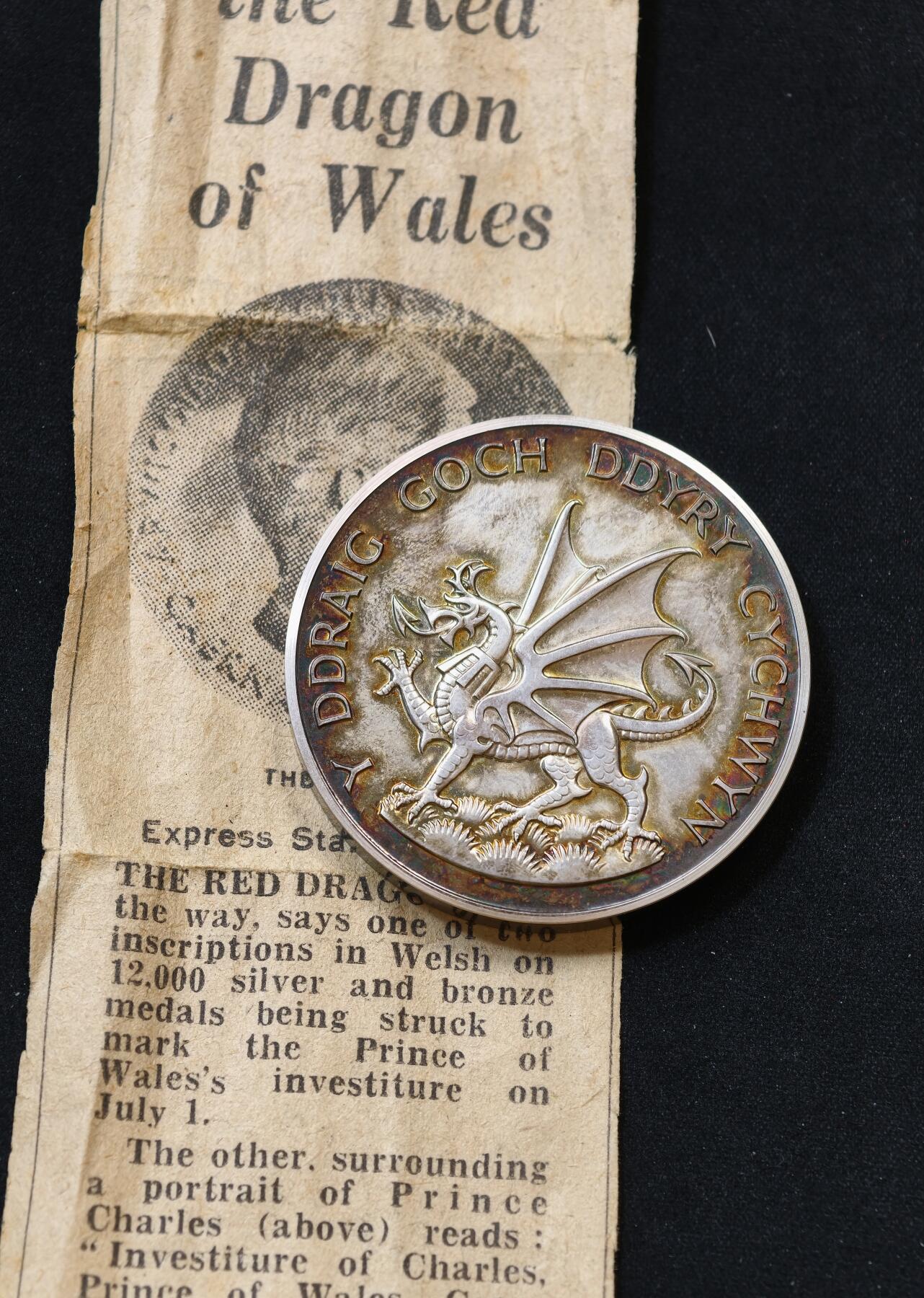 “方寸甄品”甄品场，甄臻铺-世界币章拍卖（第57期，直播拍卖），送拍享返佣金等优惠多多 英国威尔士亲王查尔斯加冕银质纪念章，1969年，带原盒和证书，重69.927克，直径44.8毫米，银质，正面是查尔斯亲王头像，背面威尔士红龙图案