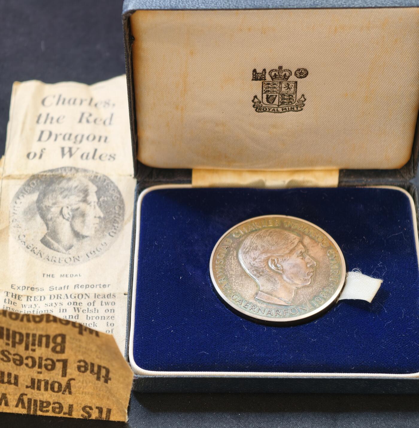 “方寸甄品”甄品场，甄臻铺-世界币章拍卖（第57期，直播拍卖），送拍享返佣金等优惠多多 英国威尔士亲王查尔斯加冕银质纪念章，1969年，带原盒和证书，重69.927克，直径44.8毫米，银质，正面是查尔斯亲王头像，背面威尔士红龙图案