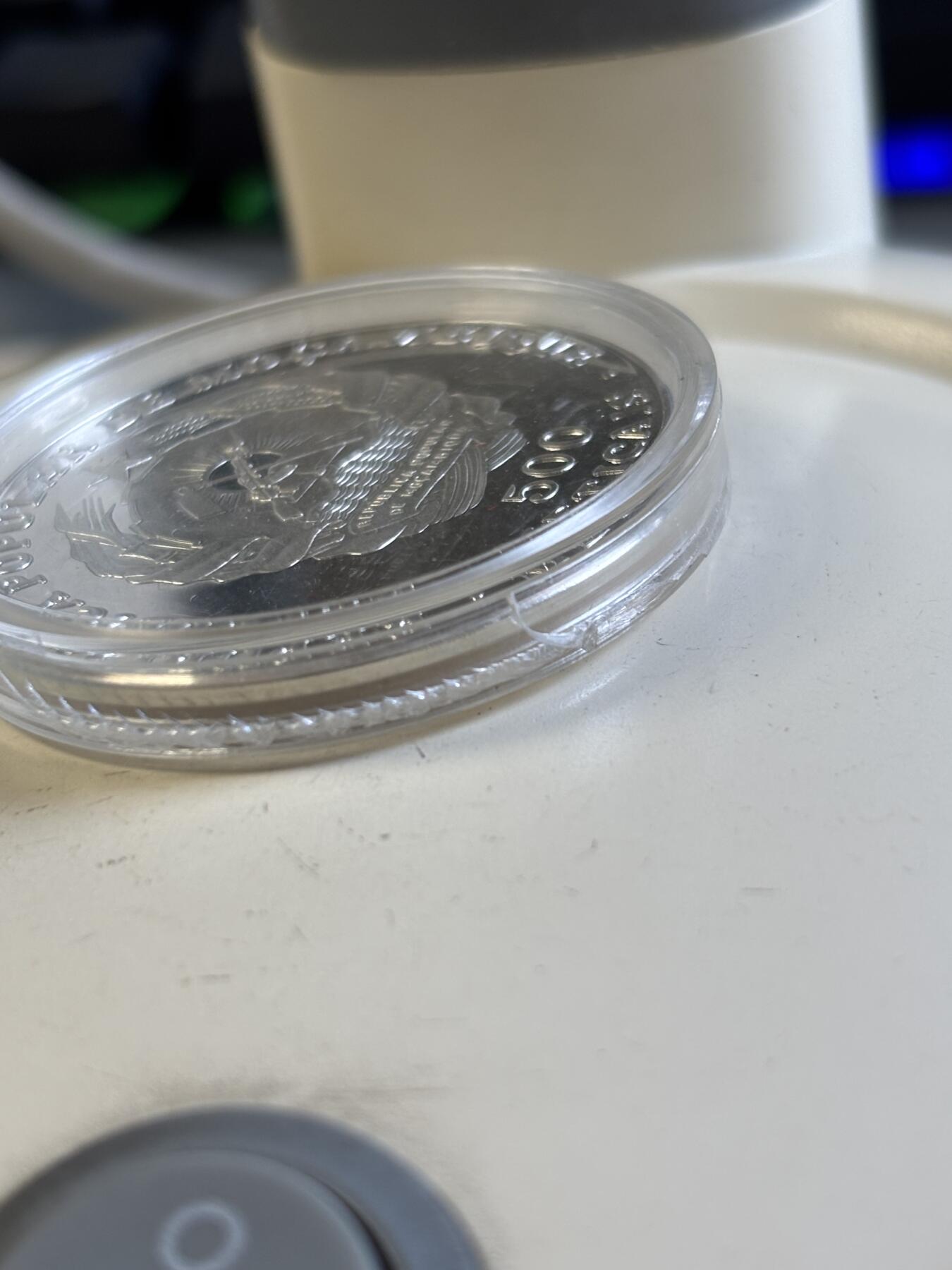 第195期拍卖 莫桑比克1989年摩尔鱼精制纪念银币,16克,999银，发行2000枚，塑料盒有破