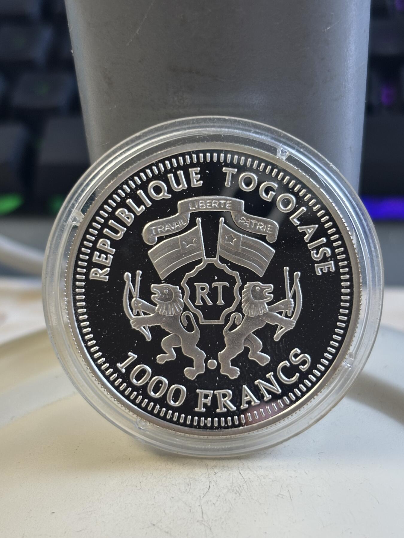 第195期拍卖 多哥2005年珍稀动物系列维氏冕狐猴精制纪念银币，999银，20克，发行1000枚，币上有手印，