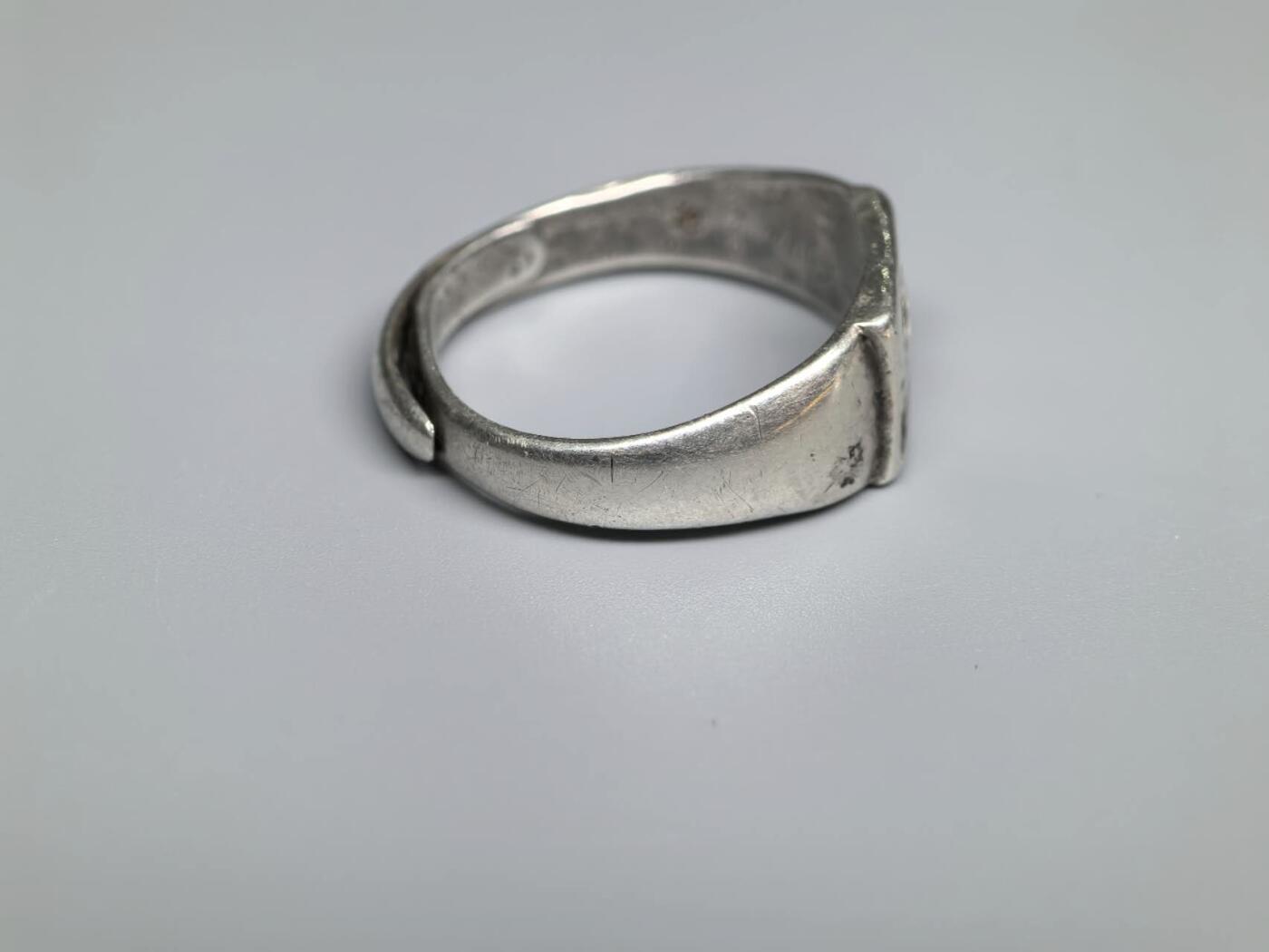 小驴勋章奖章收藏3月28日周六晚六点拍卖（珍爱和平，收藏战争，铭记历史，勿忘国耻，忠党爱国。有偿代拍，送拍规则在简介最后，参拍须阅读规则后再参拍，关系到运费包装发货时效真假辨别等关键信息，拍卖时不再发原图，看大图店主微信码在拍卖店铺介绍里） 民国戒指 内戳是天津银楼 天增和 足纹 ，银质