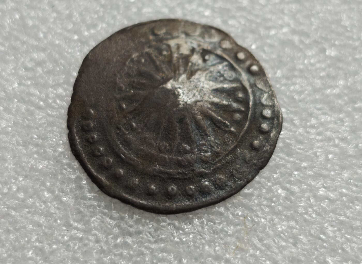 瓶子🏺第235期拍卖会  10克大型古骠国（Pyu）旭日神庙铜币/银币   公元4–8世纪古骠国（缅甸早期城邦文明）的打制钱币，是东南亚最早的铸币类型之一 正面（旭日纹）中心为放射状线条构成的初升太阳图案，象征太阳崇拜与毗湿奴信仰；外围环绕连珠纹边框，是受中亚与印度钱币影响的典型装饰。  背面（神庙纹）中央为室利靺蹉（Srivatsa）风格神庙（三拱祭坛造型）体现印度教文化在骠国的传播 