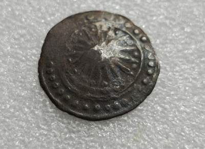 瓶子🏺第235期拍卖会 -  10克大型古骠国（Pyu）旭日神庙铜币/银币   公元4–8世纪古骠国（缅甸早期城邦文明）的打制钱币，是东南亚最早的铸币类型之一 正面（旭日纹）中心为放射状线条构成的初升太阳图案，象征太阳崇拜与毗湿奴信仰；外围环绕连珠纹边框，是受中亚与印度钱币影响的典型装饰。  背面（神庙纹）中央为室利靺蹉（Srivatsa）风格神庙（三拱祭坛造型）体现印度教文化在骠国的传播 