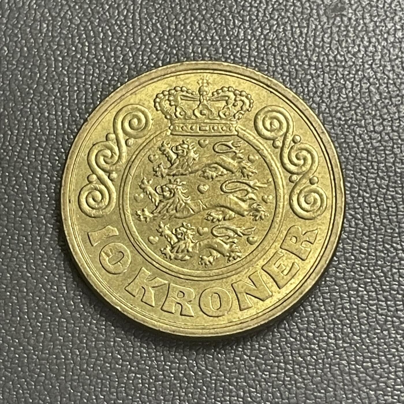 回流0328 丹麦1989年版10克朗（人民币10.3元） 玛格丽特二世/丹麦国徽（纹章盾）