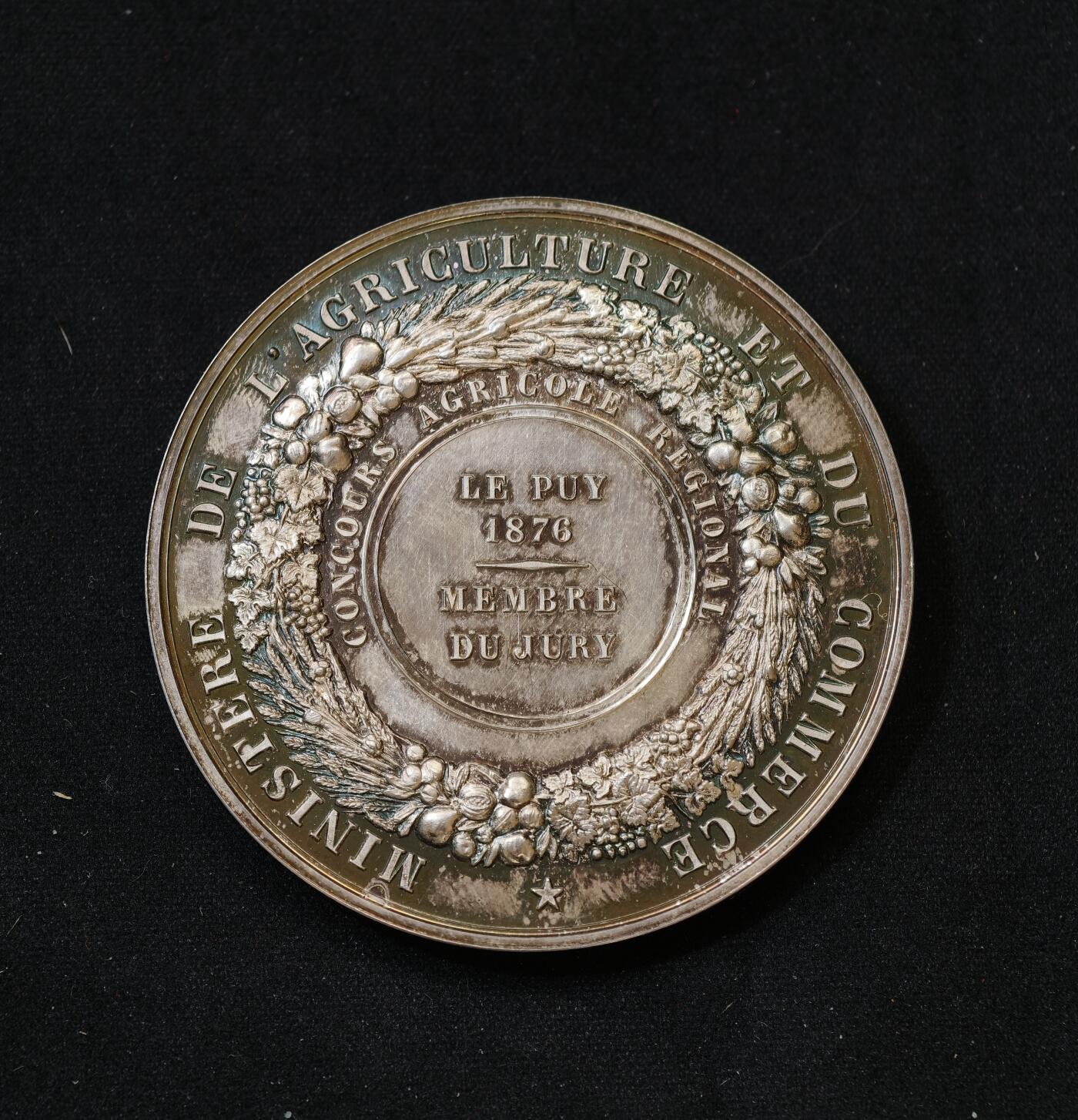 “方寸甄品”甄品场，甄臻铺-世界币章拍卖（第57期，直播拍卖），送拍享返佣金等优惠多多 1876年法国农业与商业部颁发的纪念银章，直径50.7毫米，重65.2克，蜜蜂边铭。正面是法国共和女神头像，背面环绕花环装饰，刻有