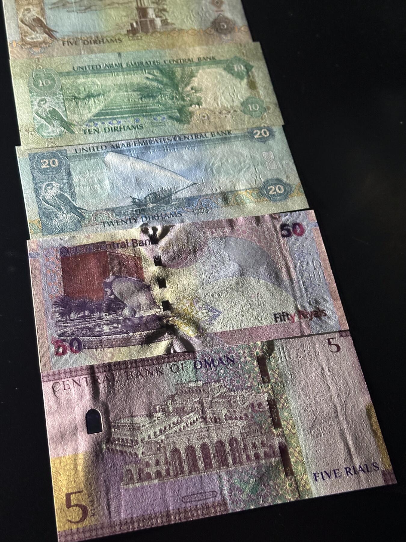 《外钞收藏家》第六百二十一期（精选场）（长期征集拍品、欢迎藏友们联系合作） 阿联酋、卡塔尔和阿曼 五张一起 全新UNC